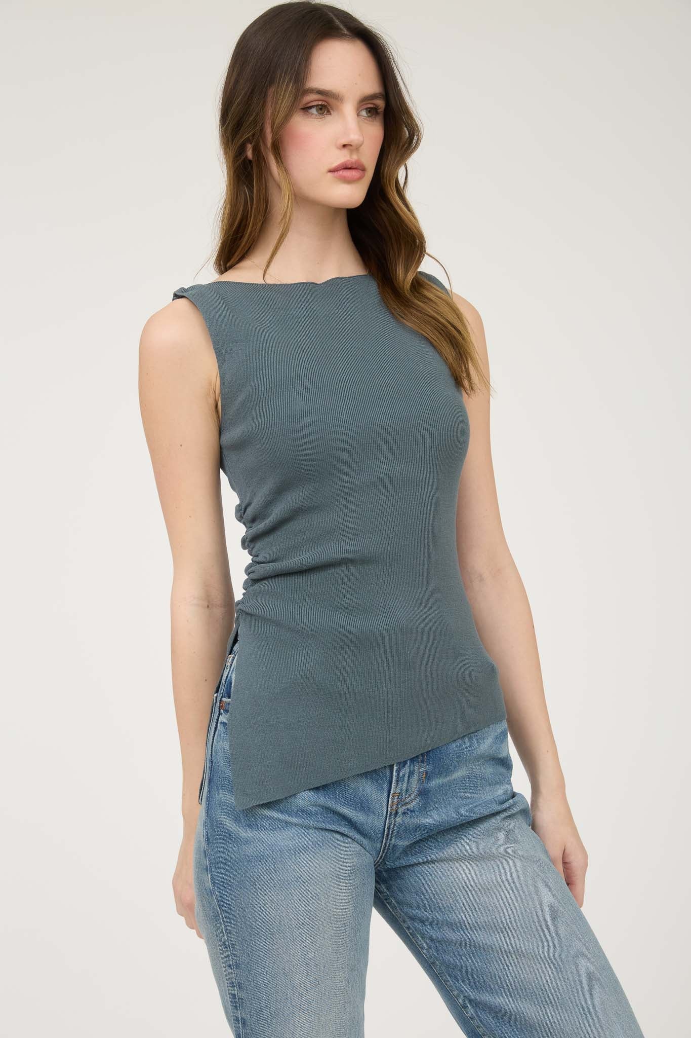 Blusa básica con corte asimétrico