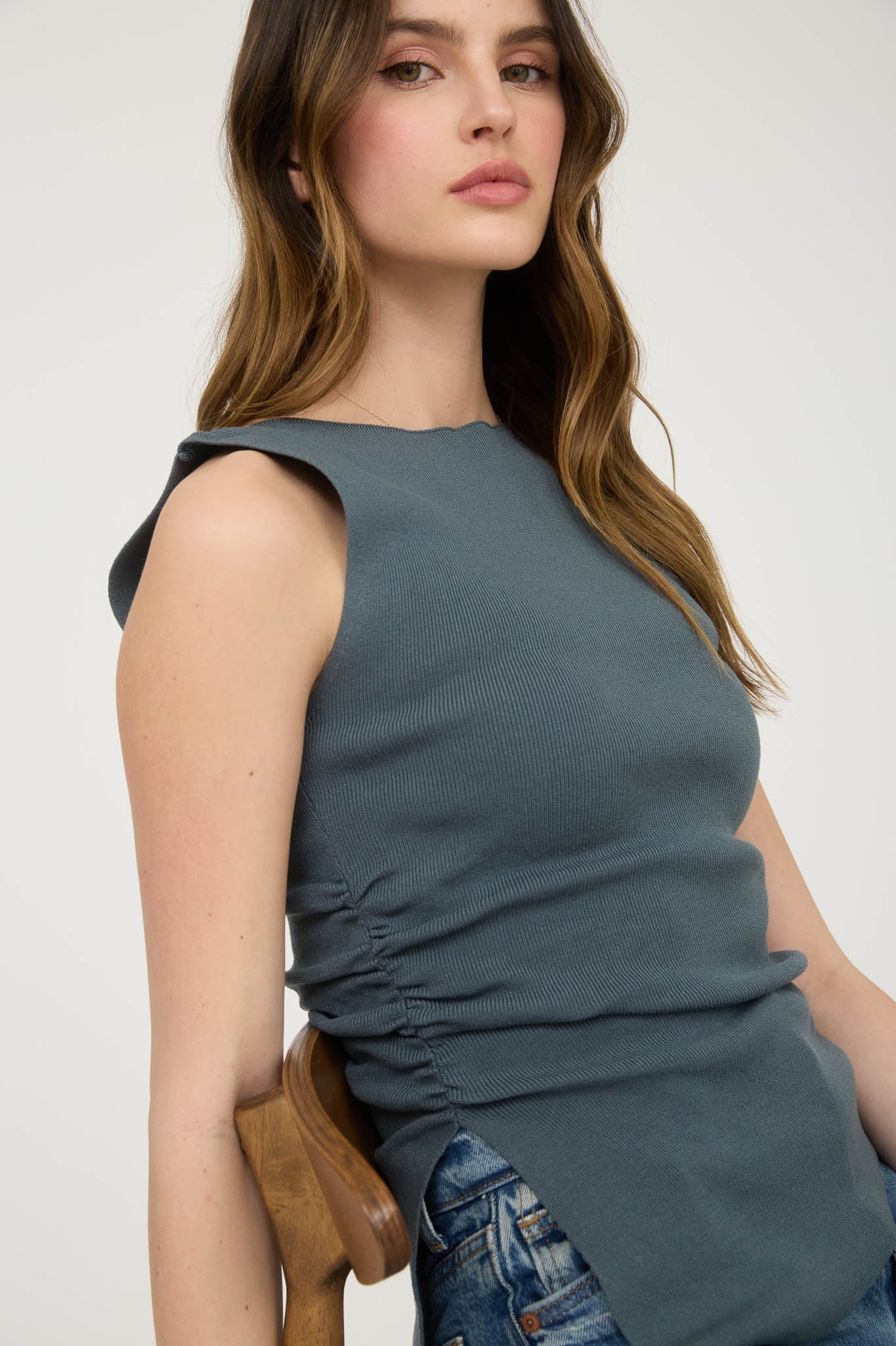 Blusa básica con corte asimétrico