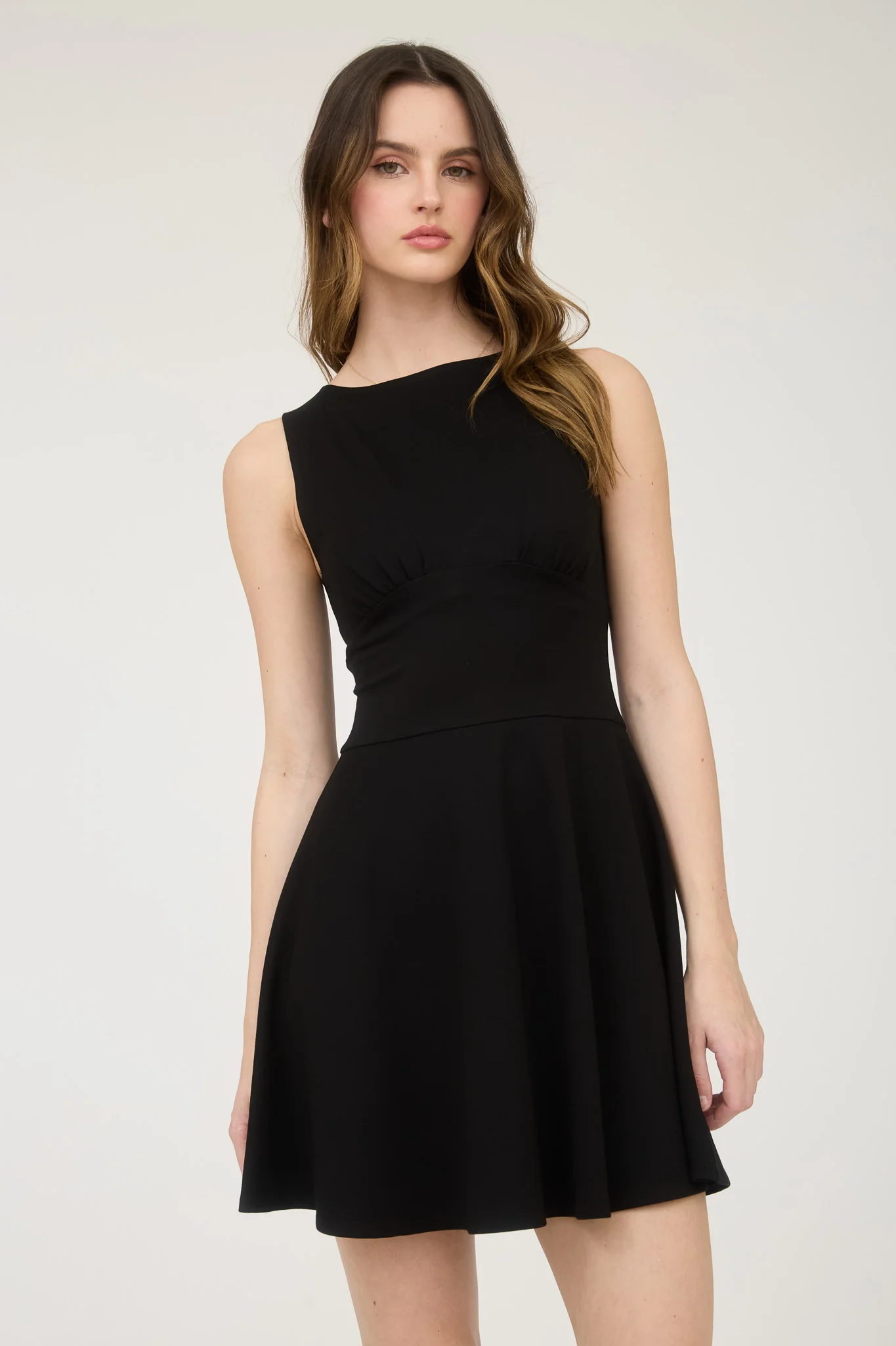 Vestido corto fit & flare con escote cerrado