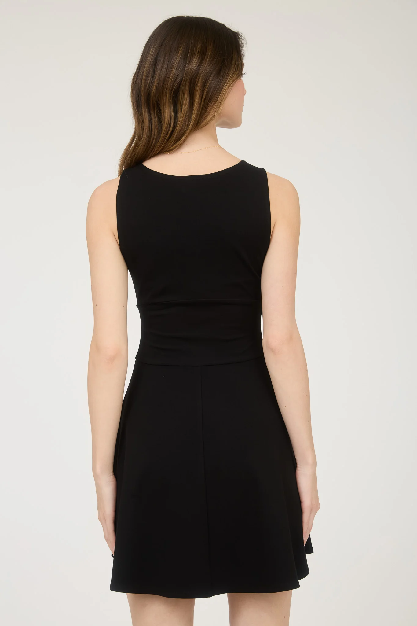 Vestido corto fit & flare con escote cerrado