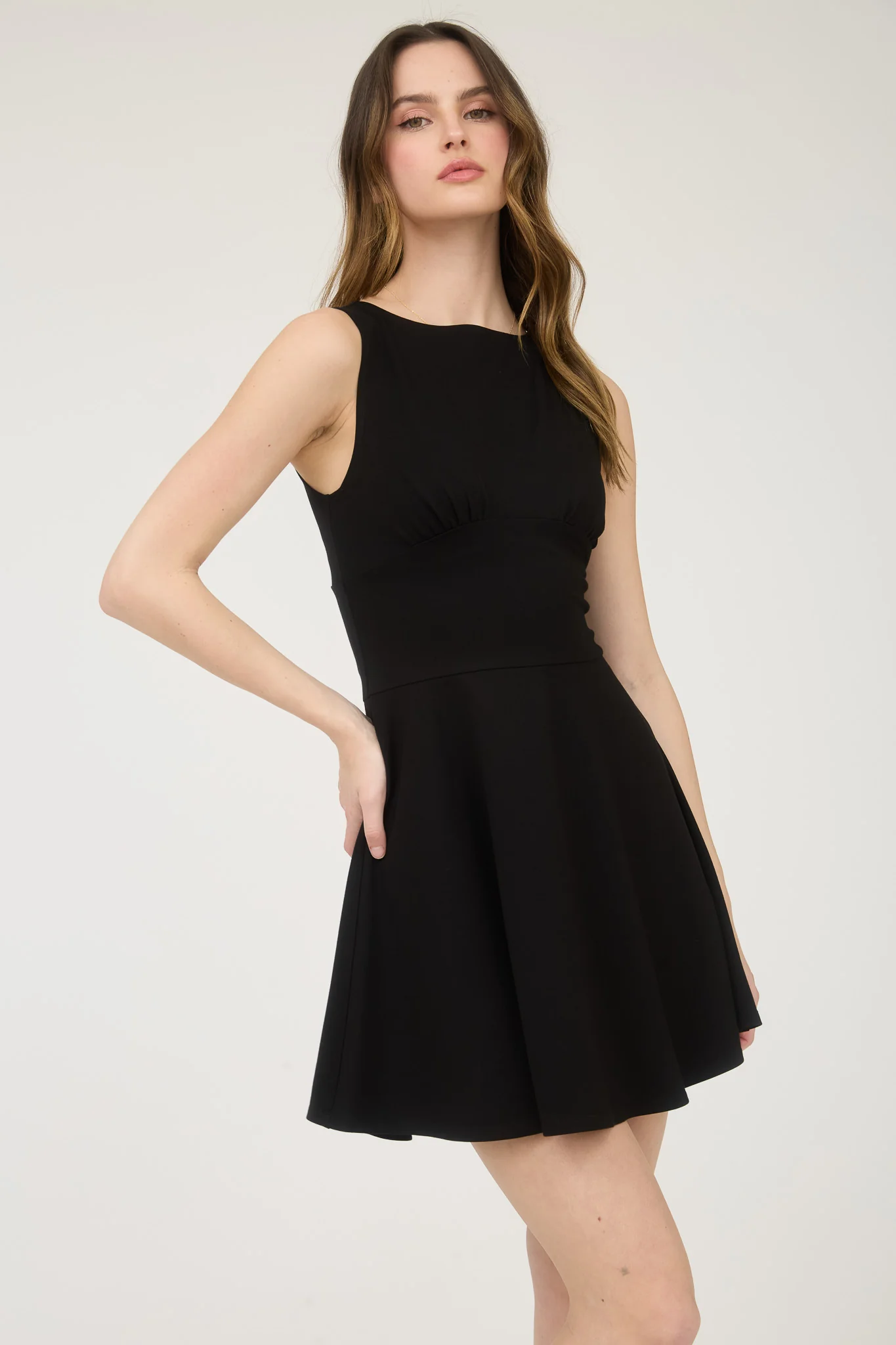 Vestido corto fit & flare con escote cerrado