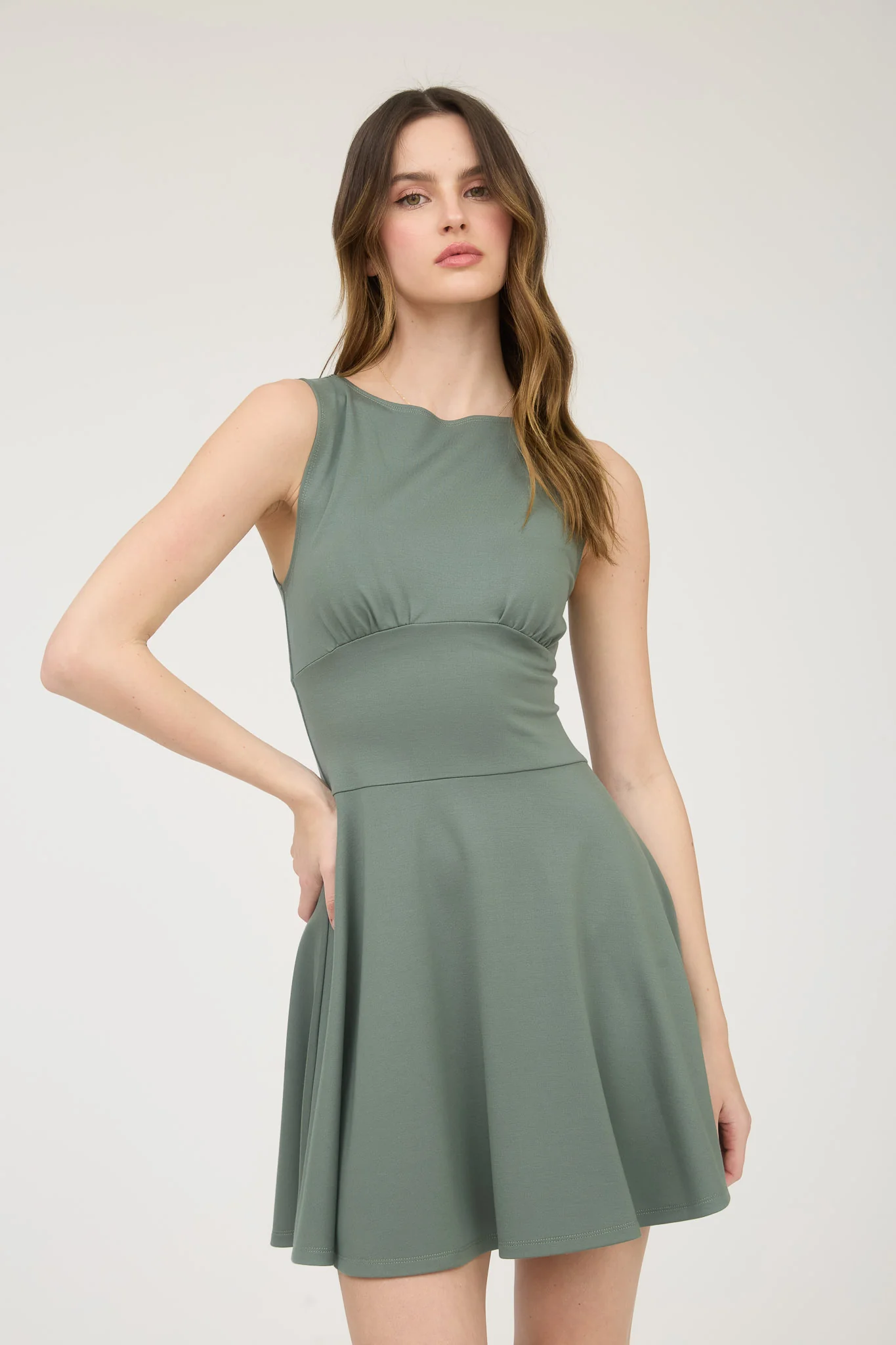 Vestido corto fit & flare con escote cerrado