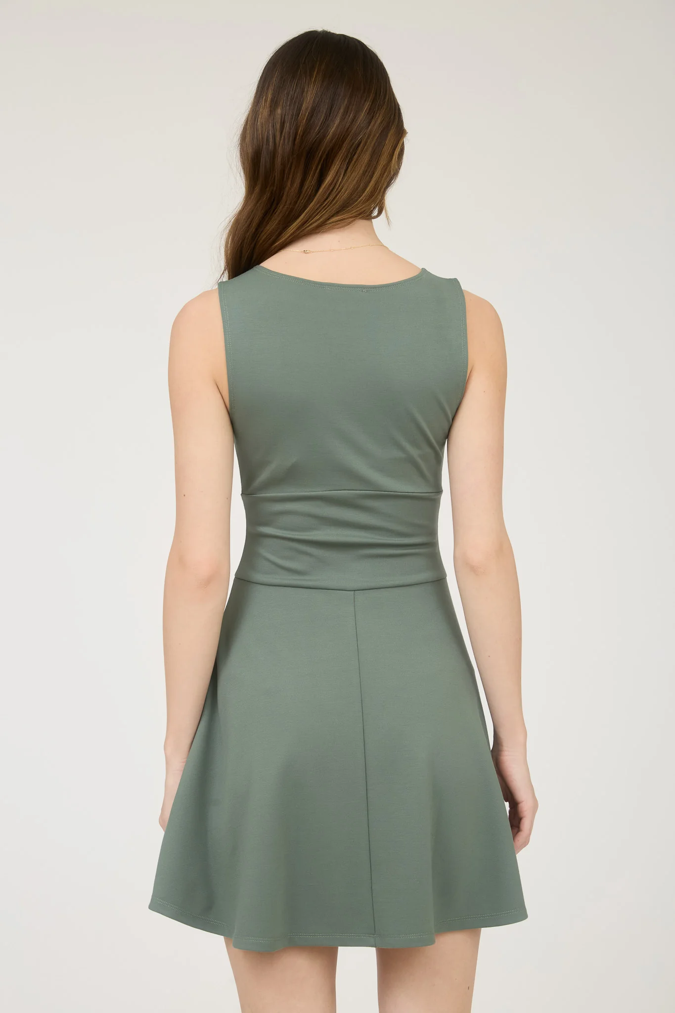 Vestido corto fit & flare con escote cerrado