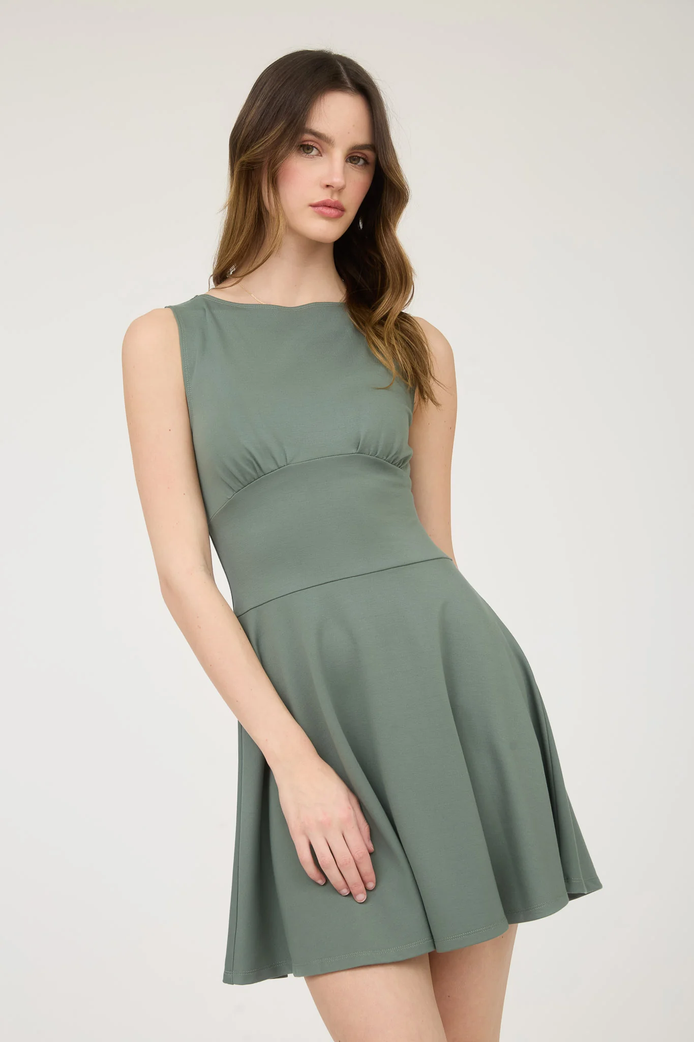 Vestido corto fit & flare con escote cerrado