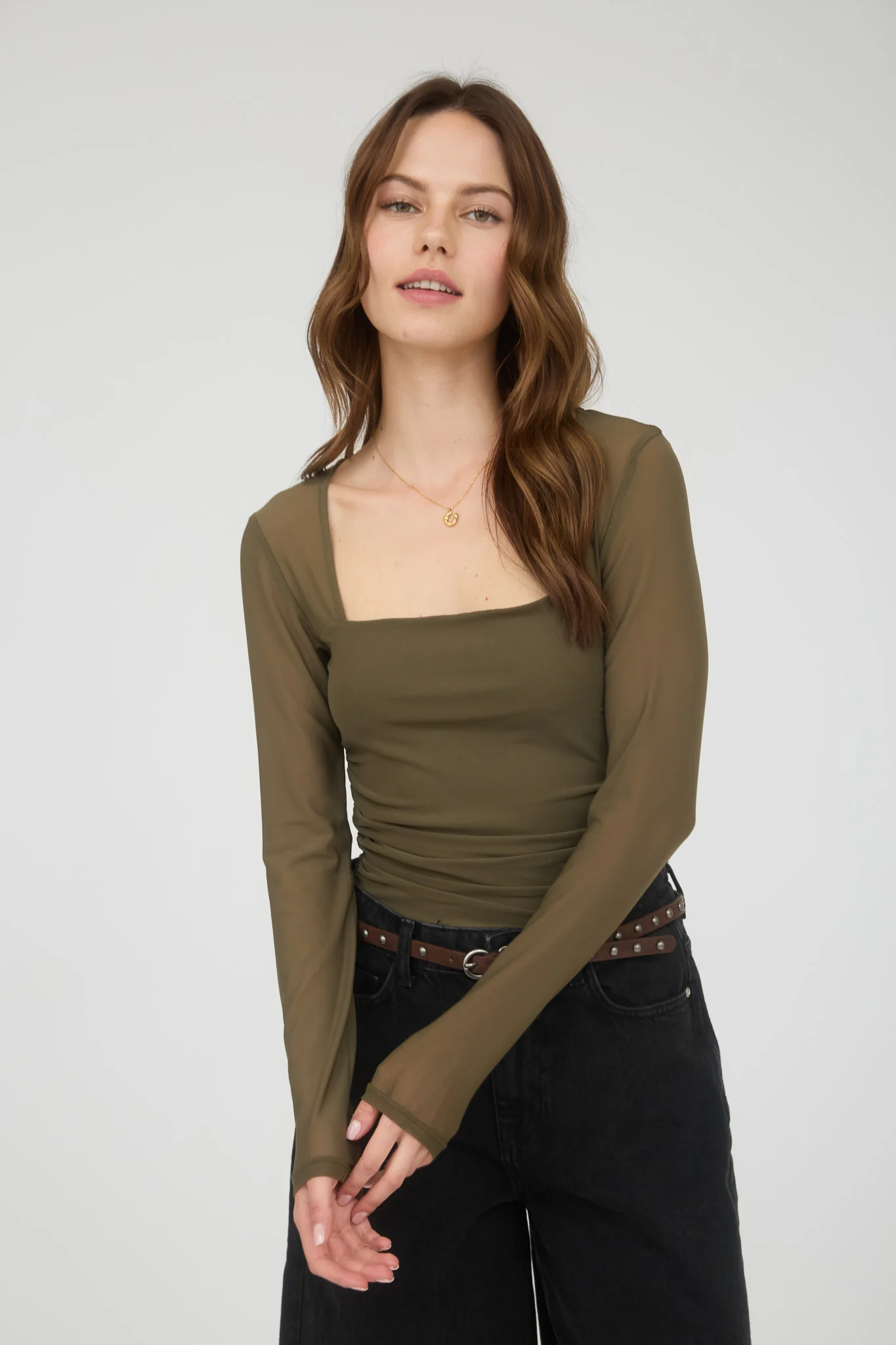 Blusa manga larga con escote cuadrado y fruncido lateral