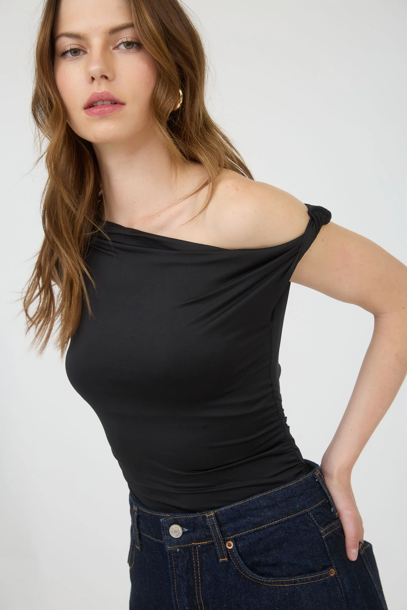 Blusa de licra sin mangas con hombro descubierto