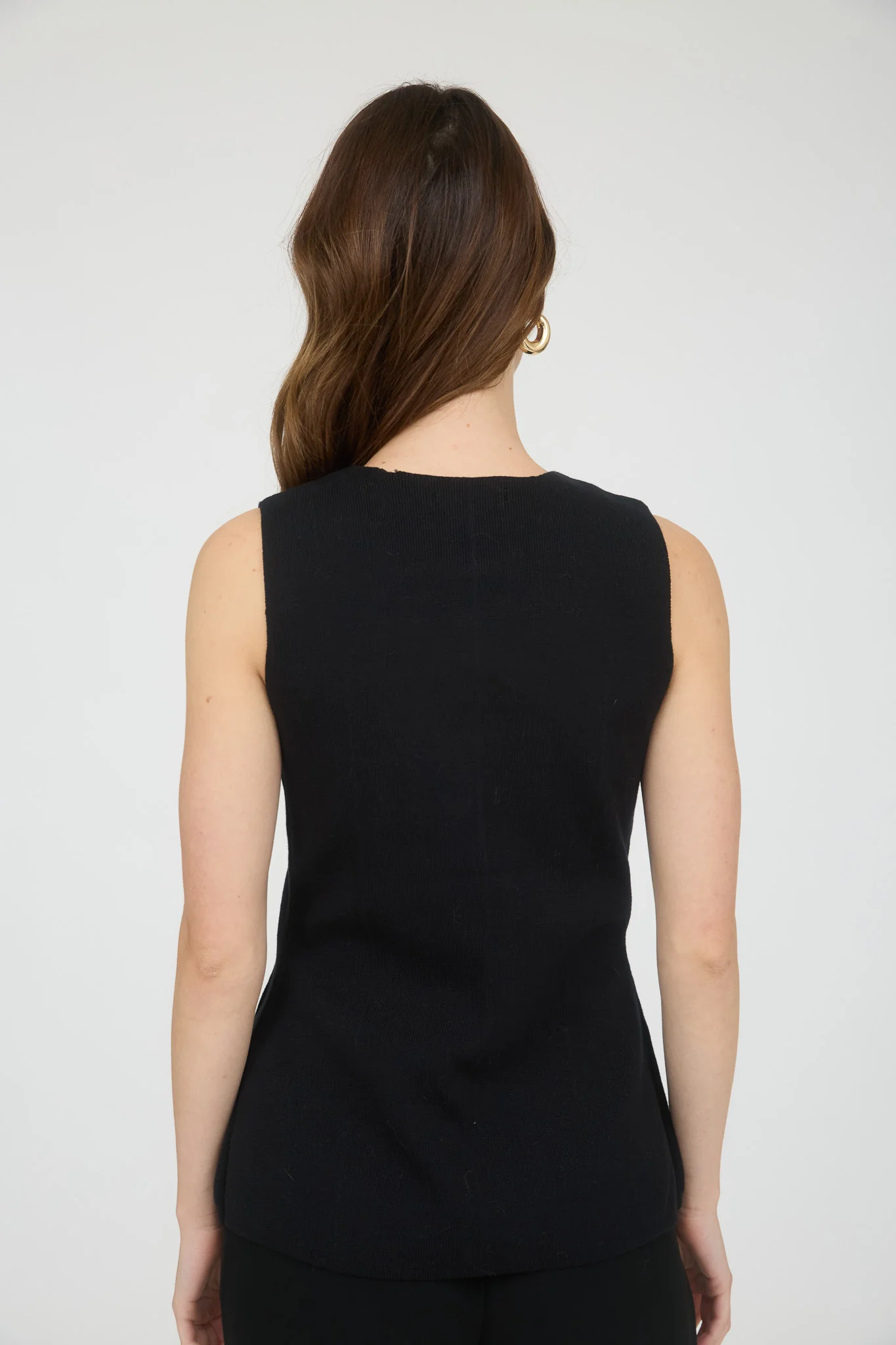 Blusa sin manga con botones frontales y bolsillos estilo sastre