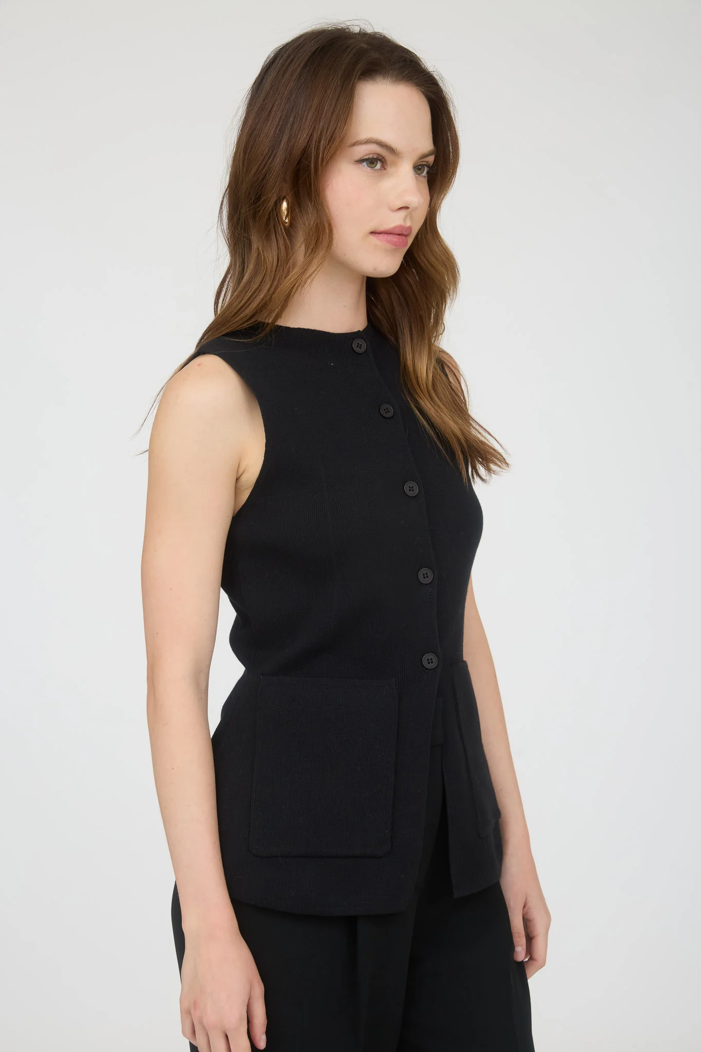 Blusa sin manga con botones frontales y bolsillos estilo sastre