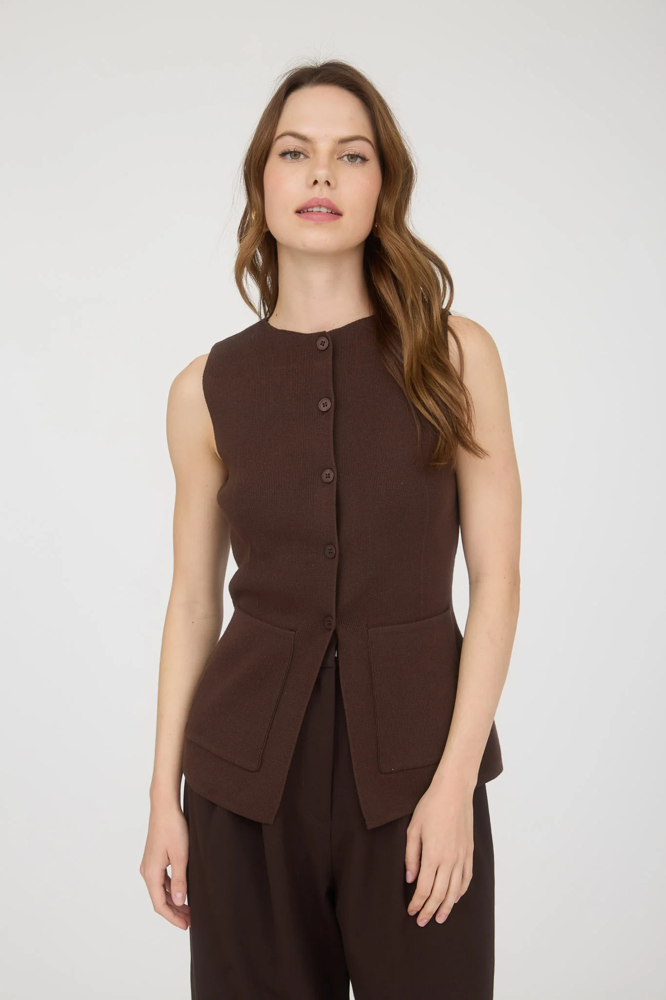Blusa sin manga con botones frontales y bolsillos estilo sastre