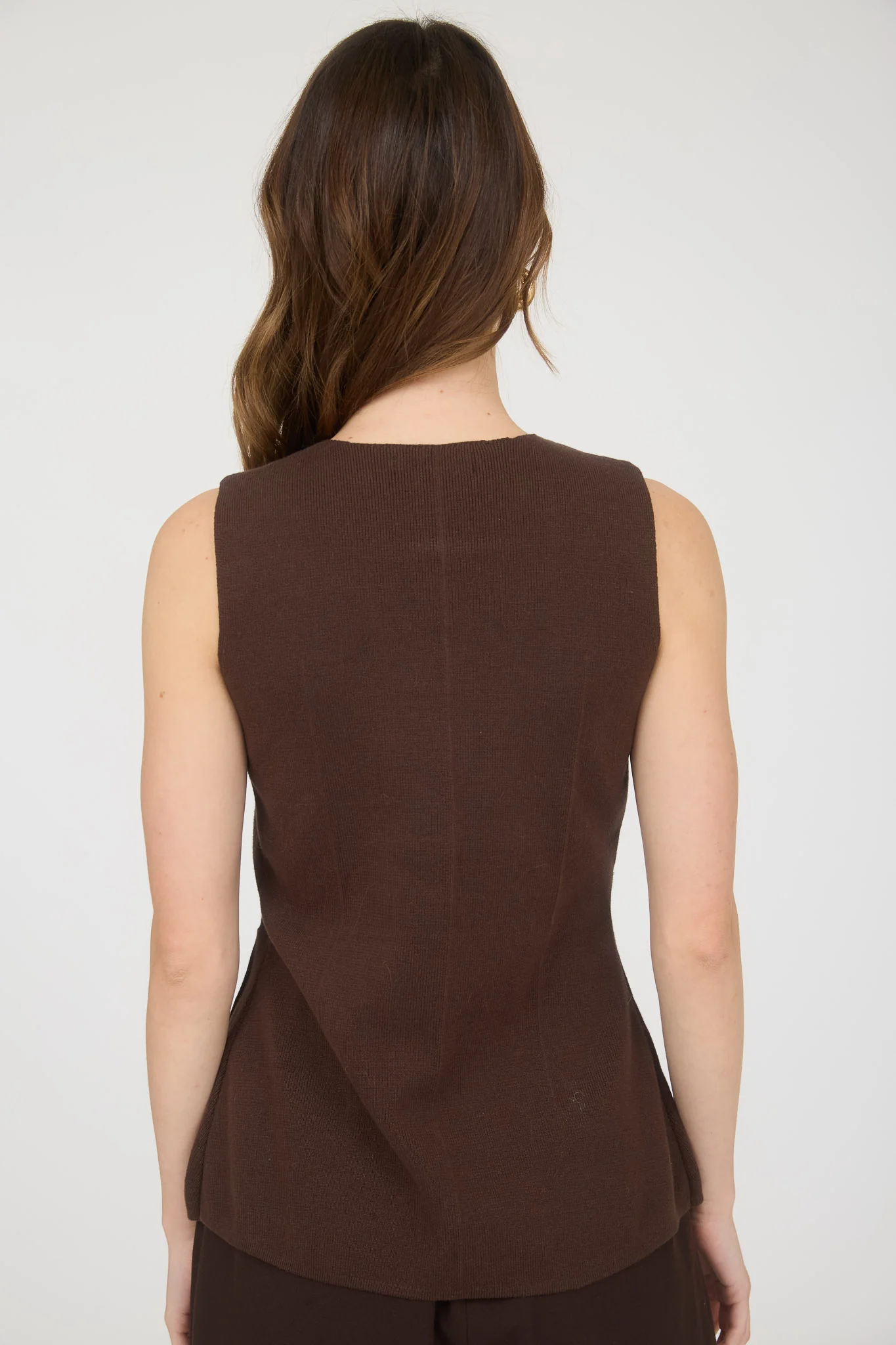 Blusa sin manga con botones frontales y bolsillos estilo sastre