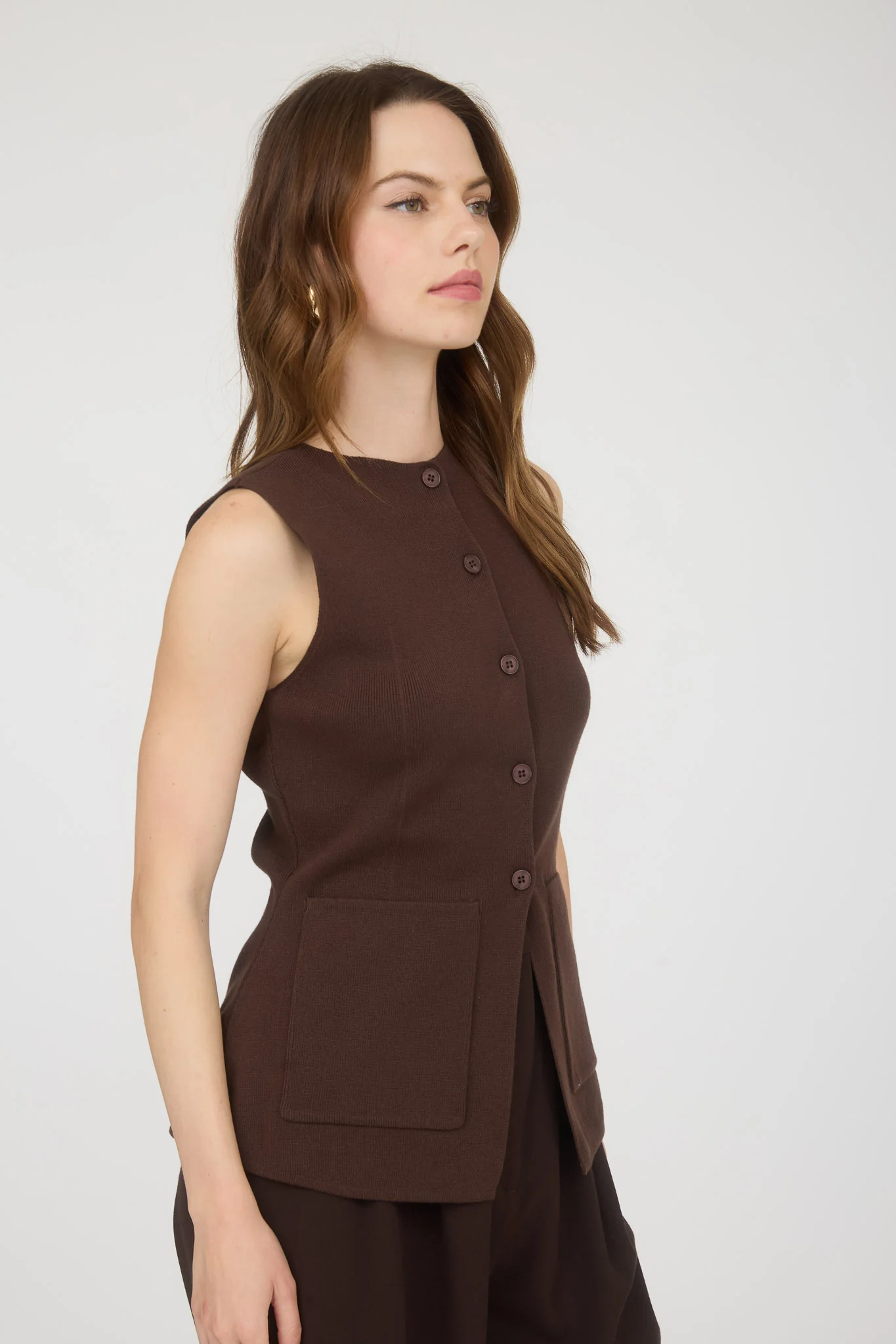 Blusa sin manga con botones frontales y bolsillos estilo sastre