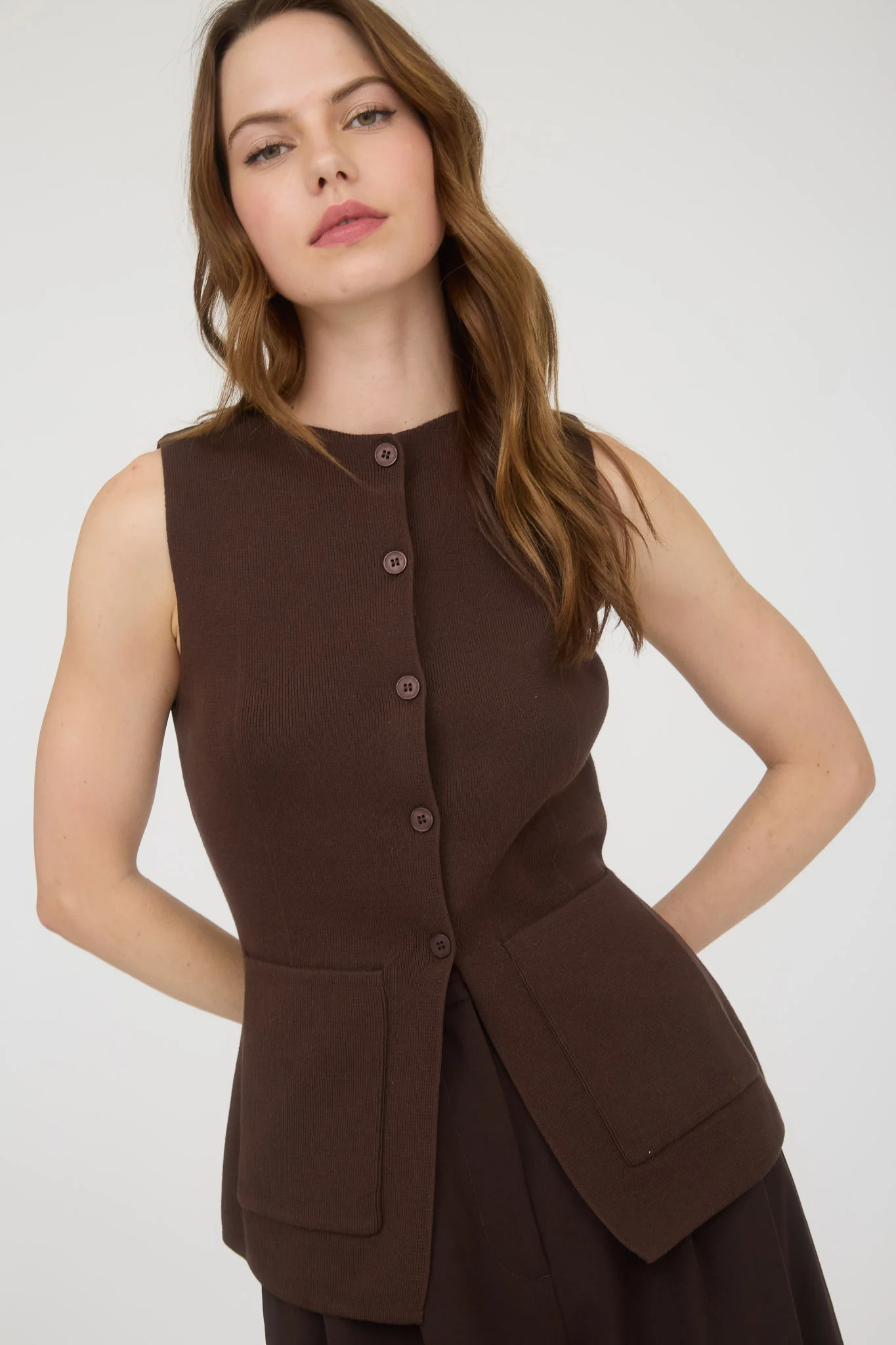 Blusa sin manga con botones frontales y bolsillos estilo sastre