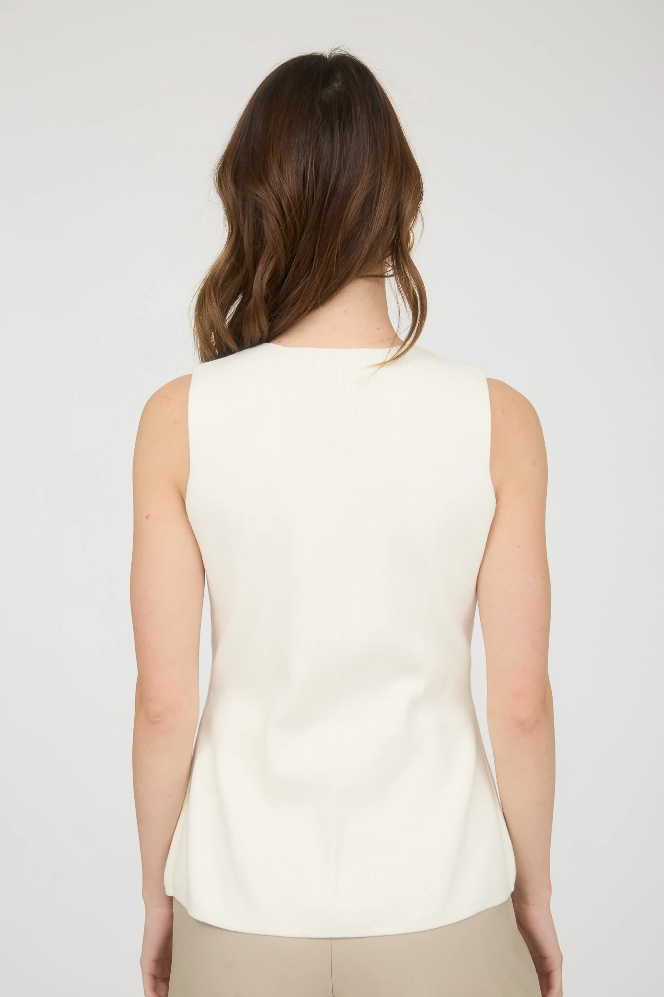 Blusa sin manga con botones frontales y bolsillos estilo sastre