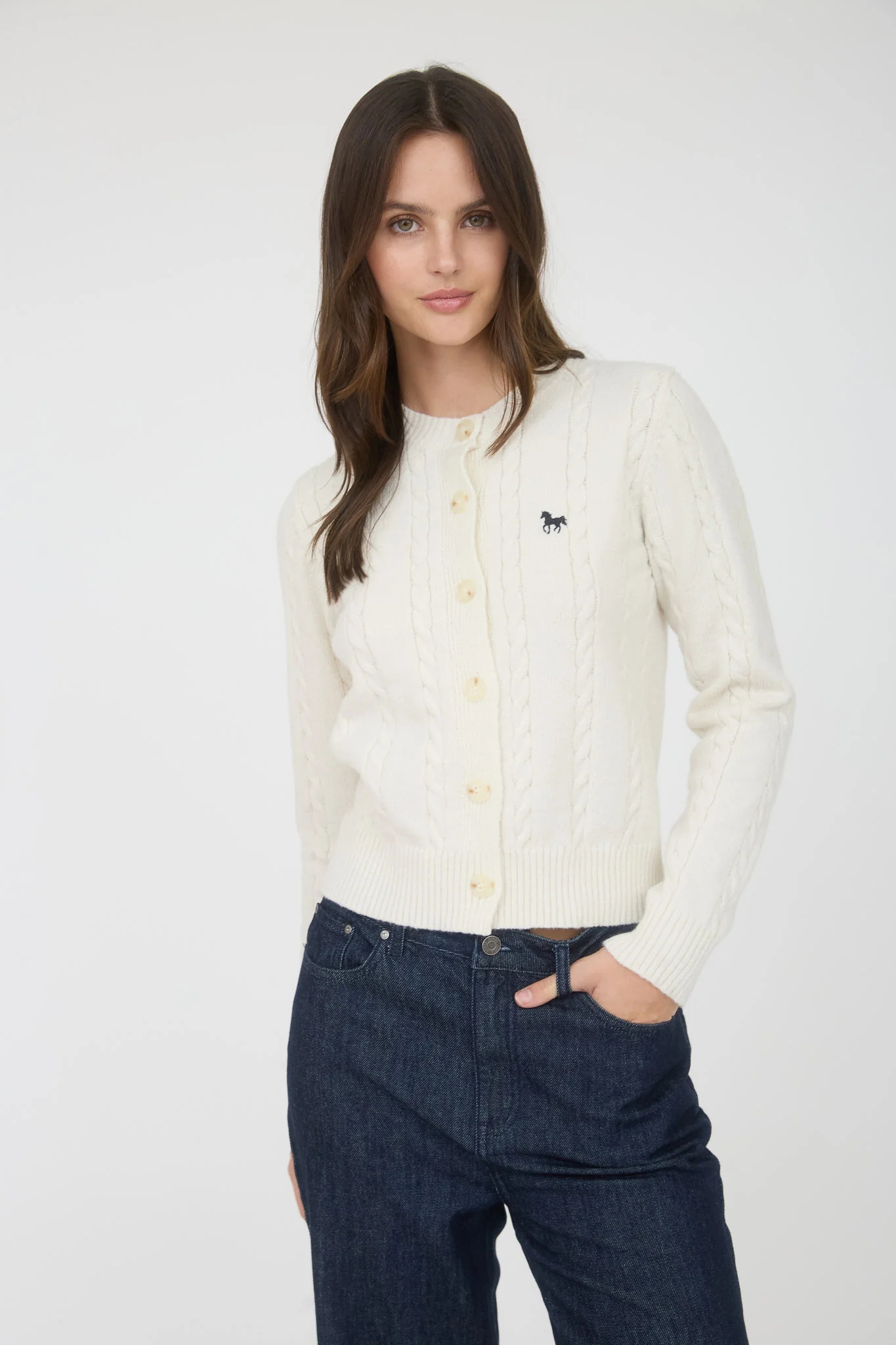 Suéter tejido con botones y bordado elegante