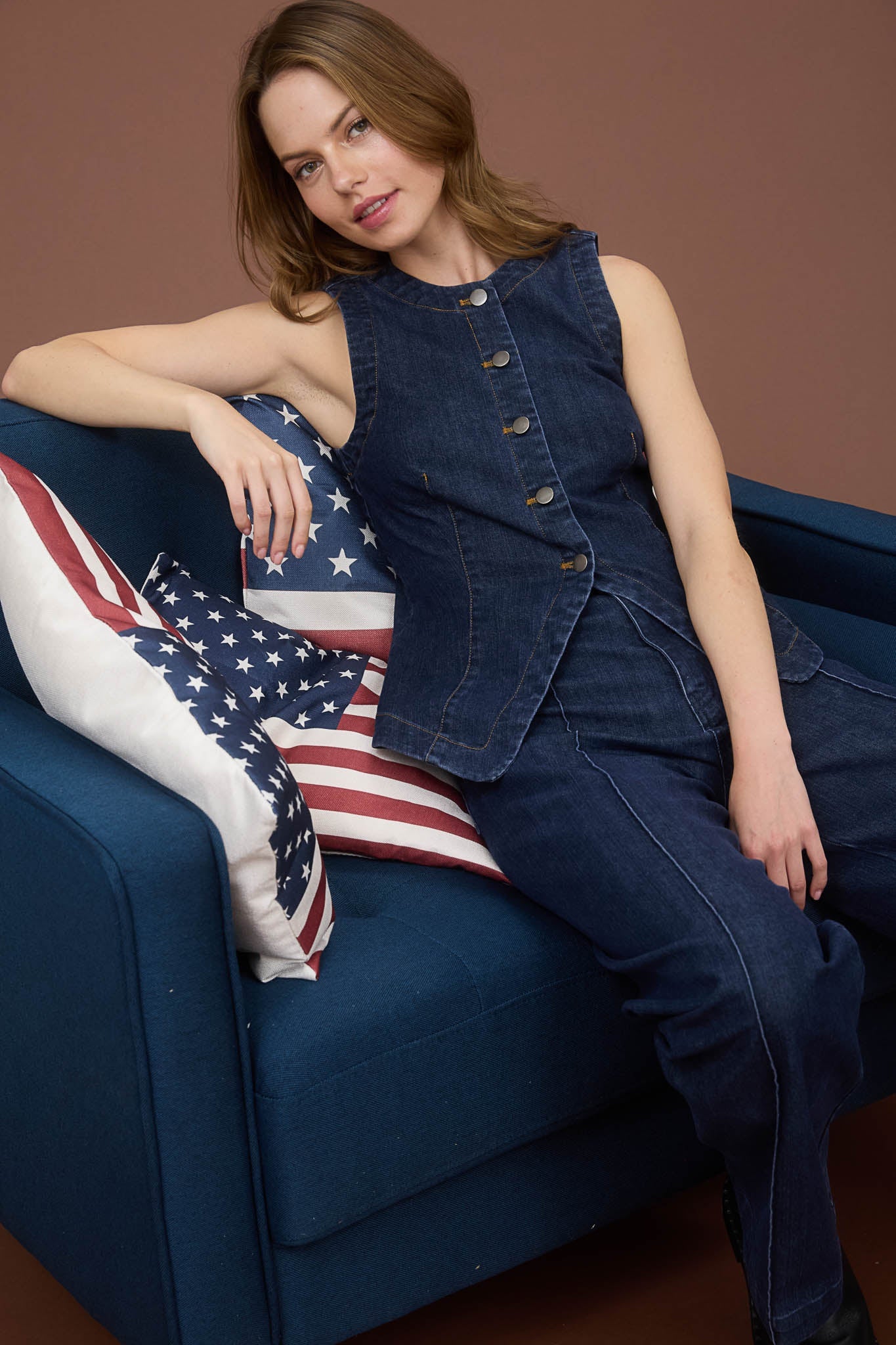 Blusa denim sin mangas con botones metálicos