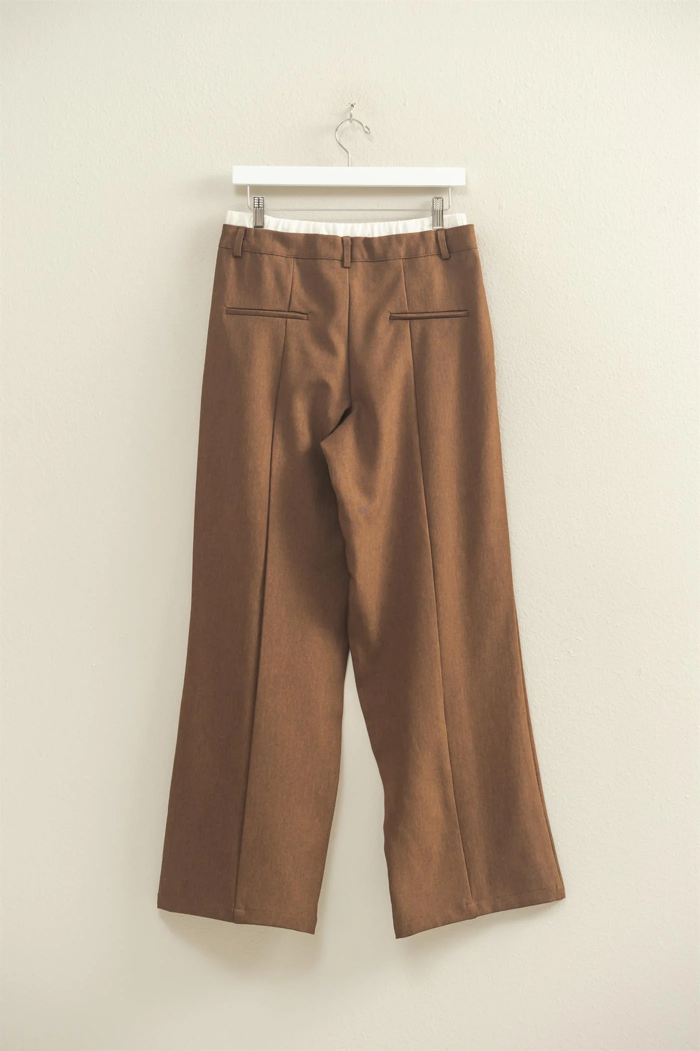 Pantalones de cintura alta con detalle de pliegues