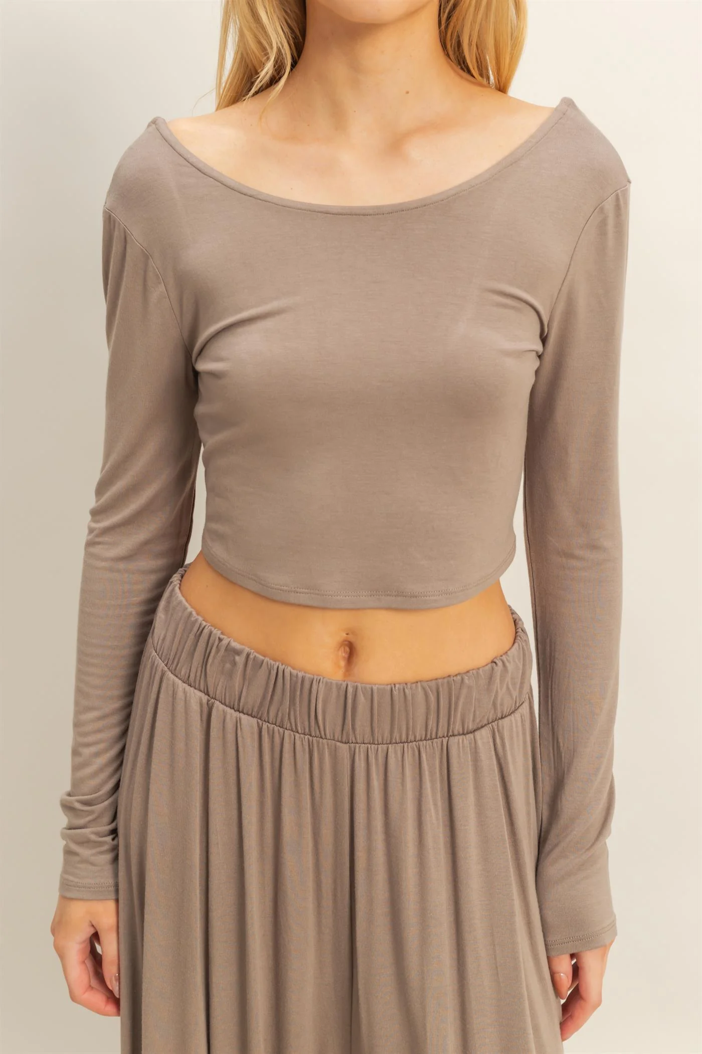 Conjunto de top corto de manga larga y pantalón largo