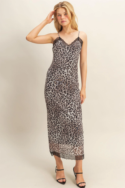 Elegante vestido lencero con estampado de leopardo y ribete de encaje