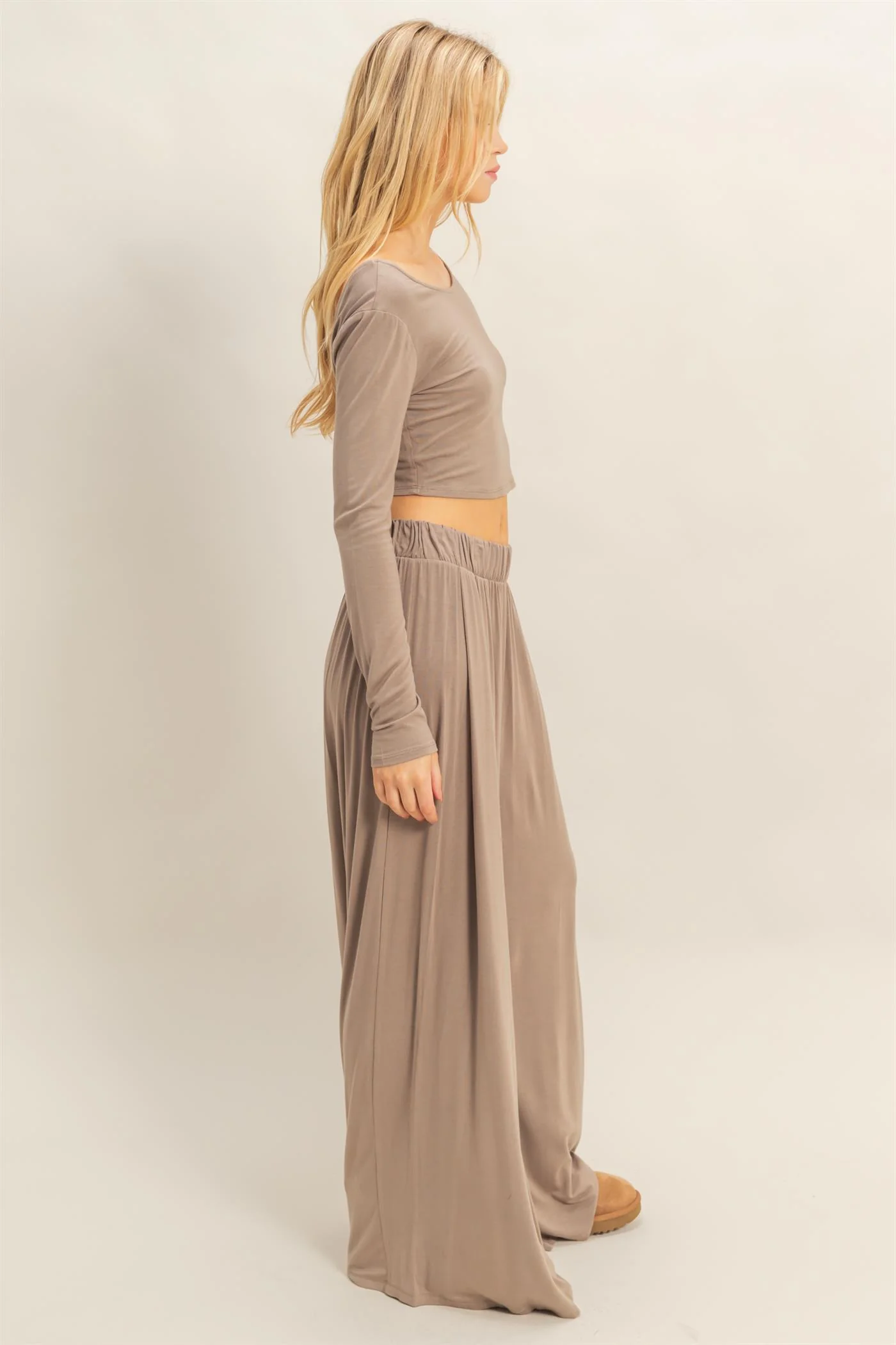 Conjunto de top corto de manga larga y pantalón largo