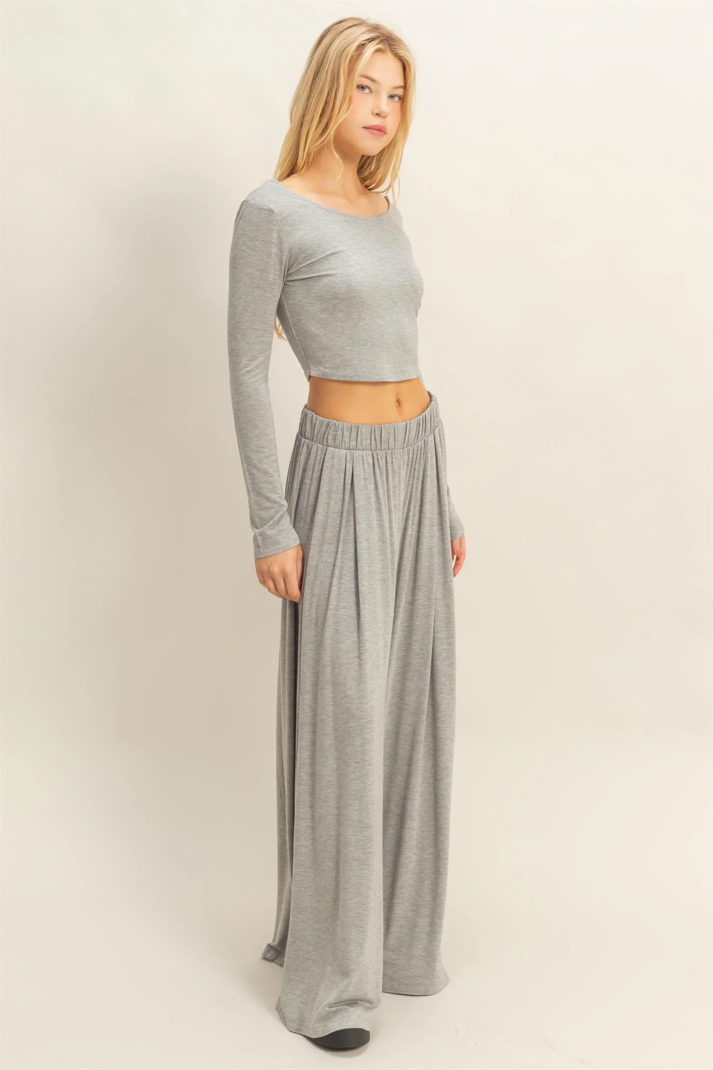 Conjunto de top corto de manga larga y pantalón largo