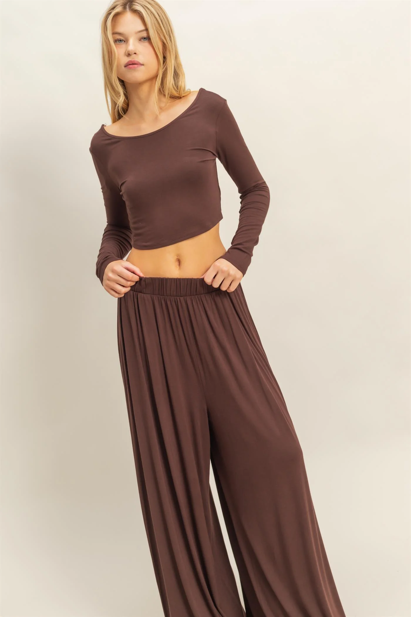 Conjunto de top corto de manga larga y pantalón largo