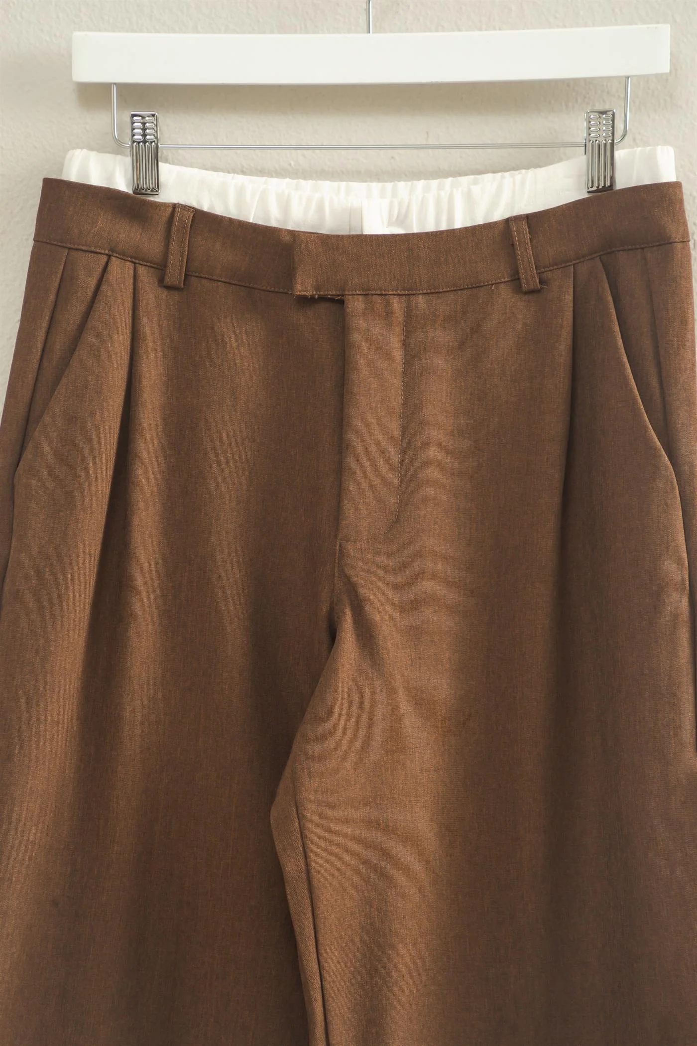 Pantalones de cintura alta con detalle de pliegues