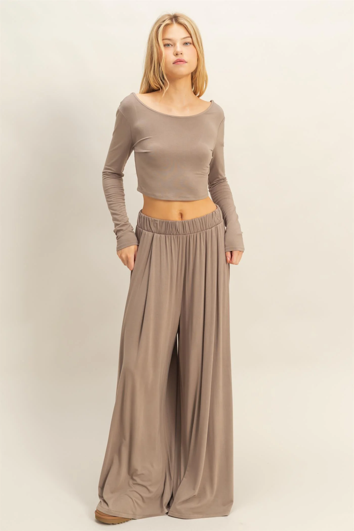 Conjunto de top corto de manga larga y pantalón largo