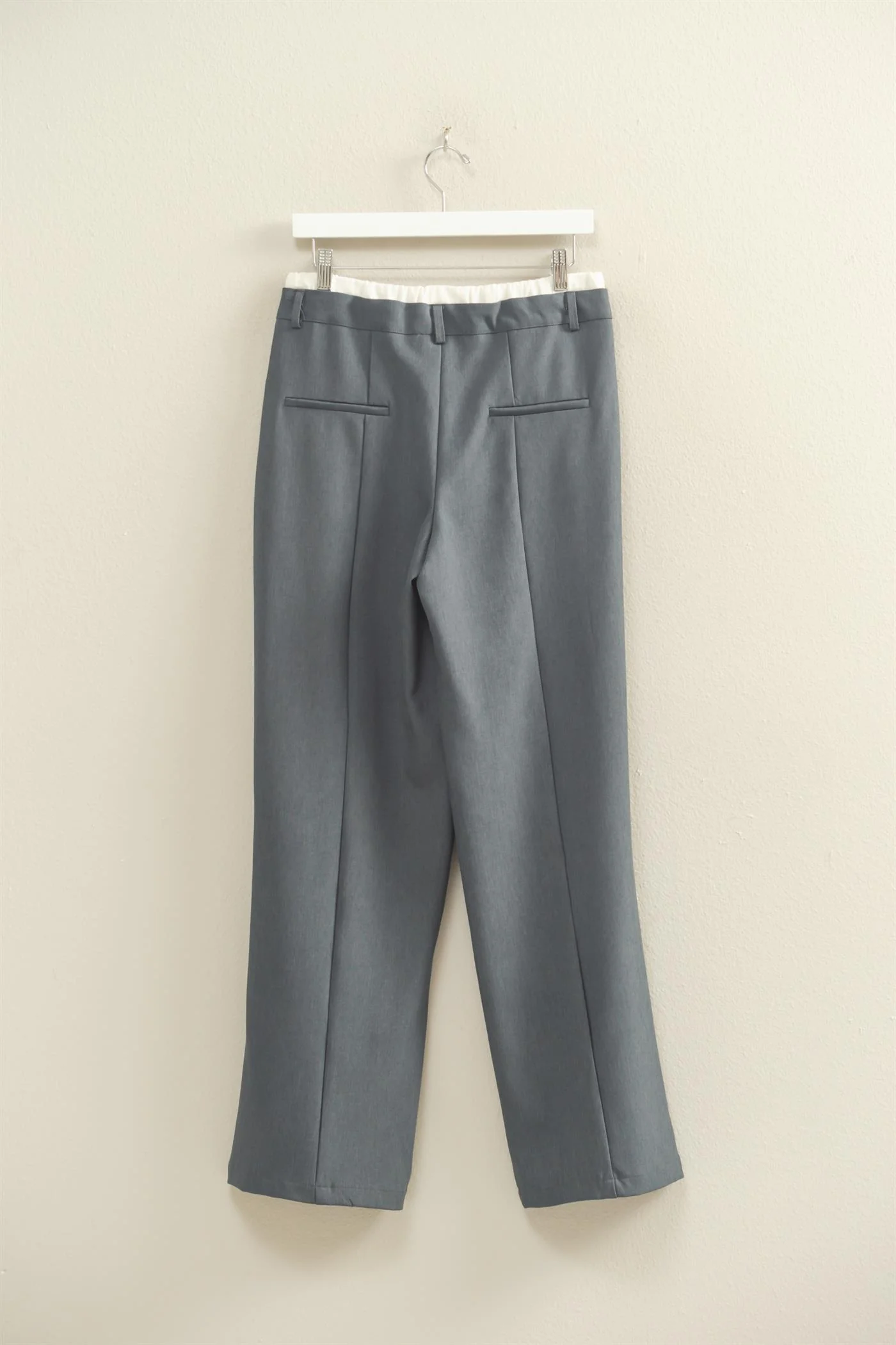 Pantalones de cintura alta con detalle de pliegues