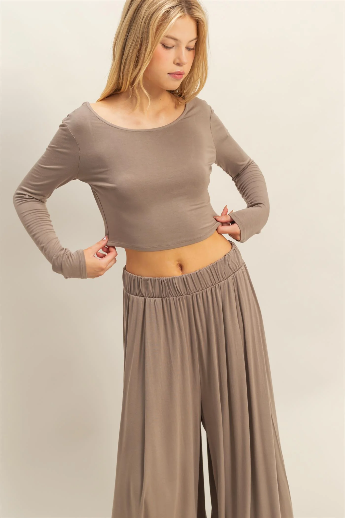 Conjunto de top corto de manga larga y pantalón largo