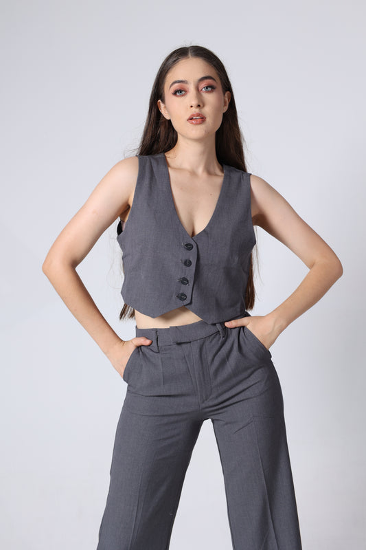 Blusa tipo chaleco gris con botones frontales