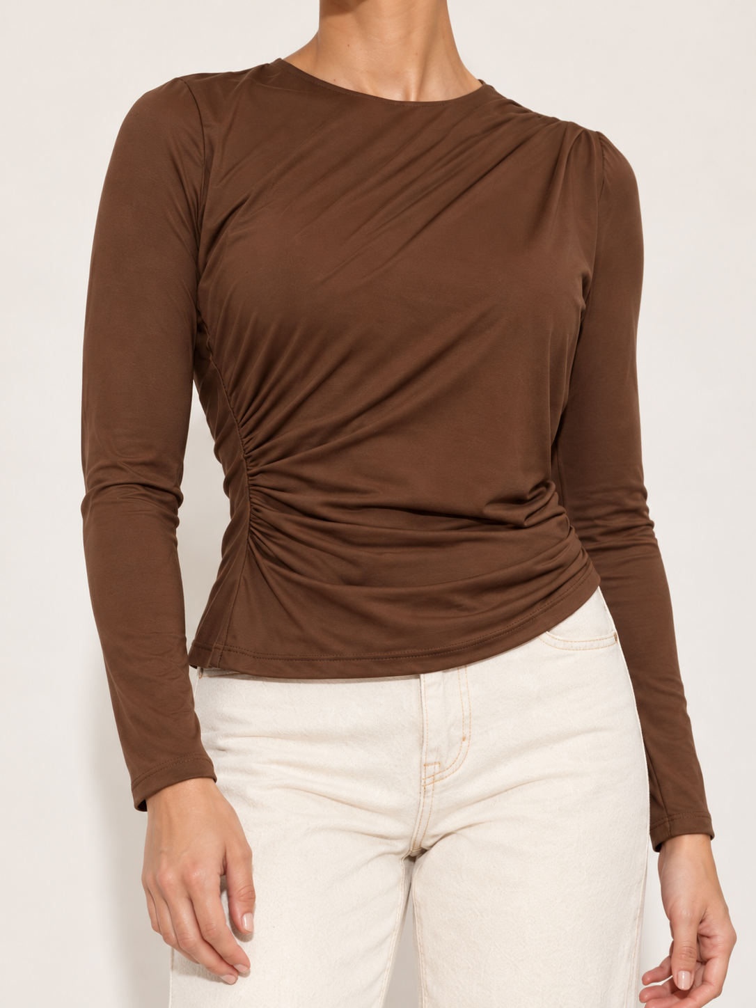 Blusa con plisado lateral — Detalle de la prenda
