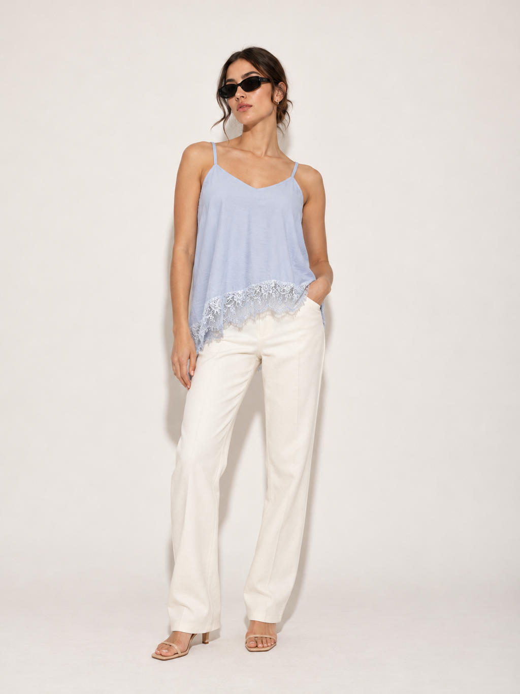 Blusa de tirantes con detalle de encaje — Vista completa