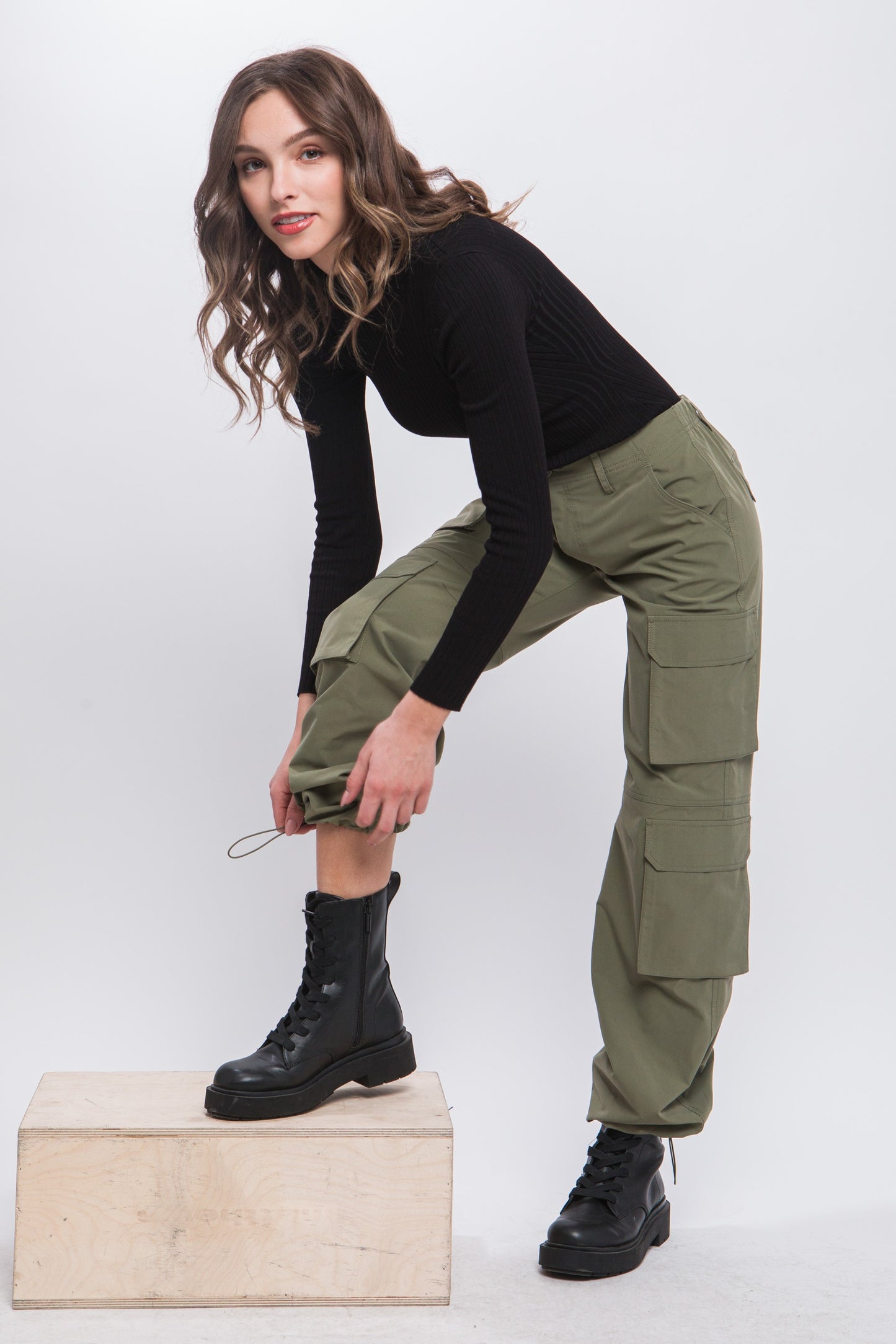 Pantalón cargo con ajuste en tobillo y múltiples bolsillos