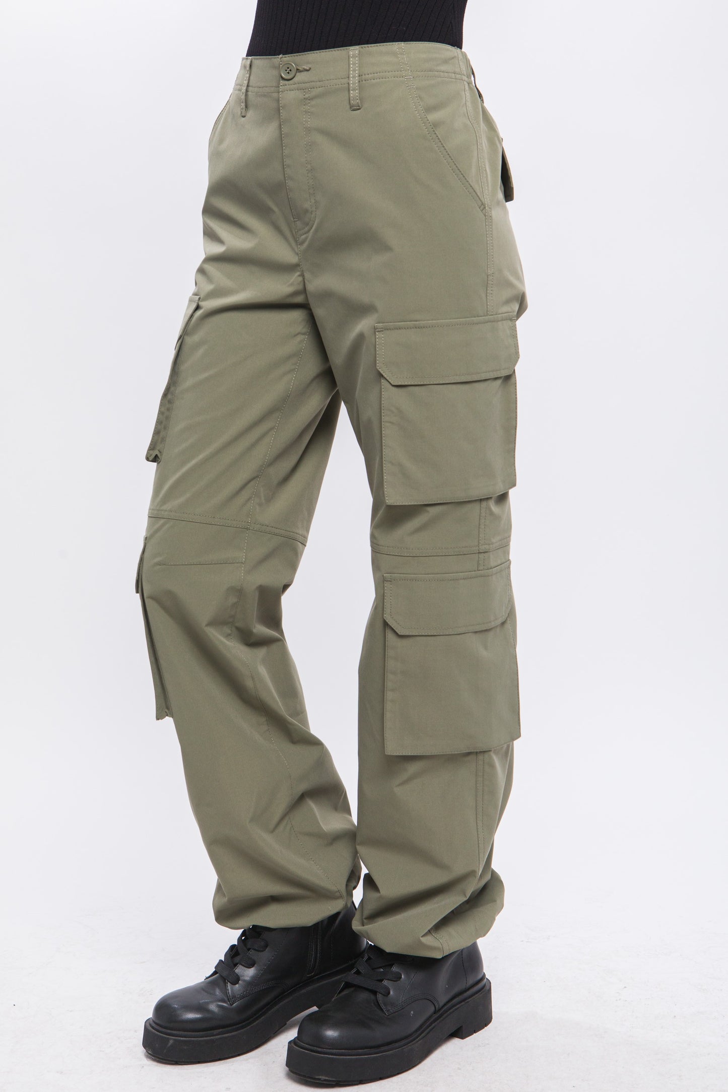 Pantalón cargo con ajuste en tobillo y múltiples bolsillos
