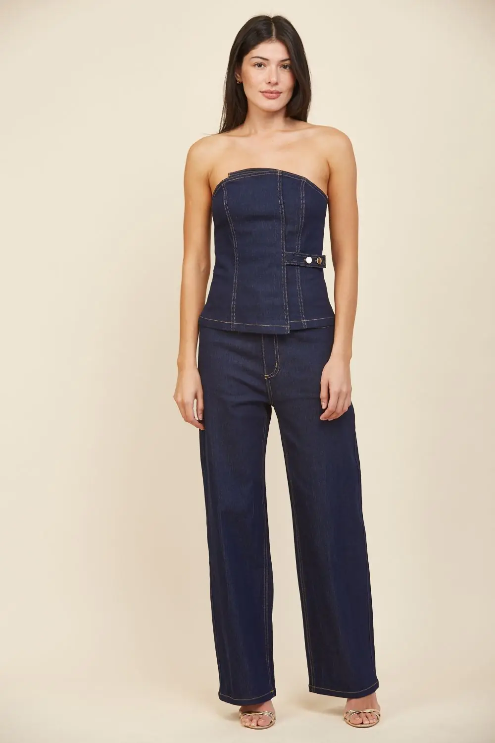 Set denim strapless con pantalón recto