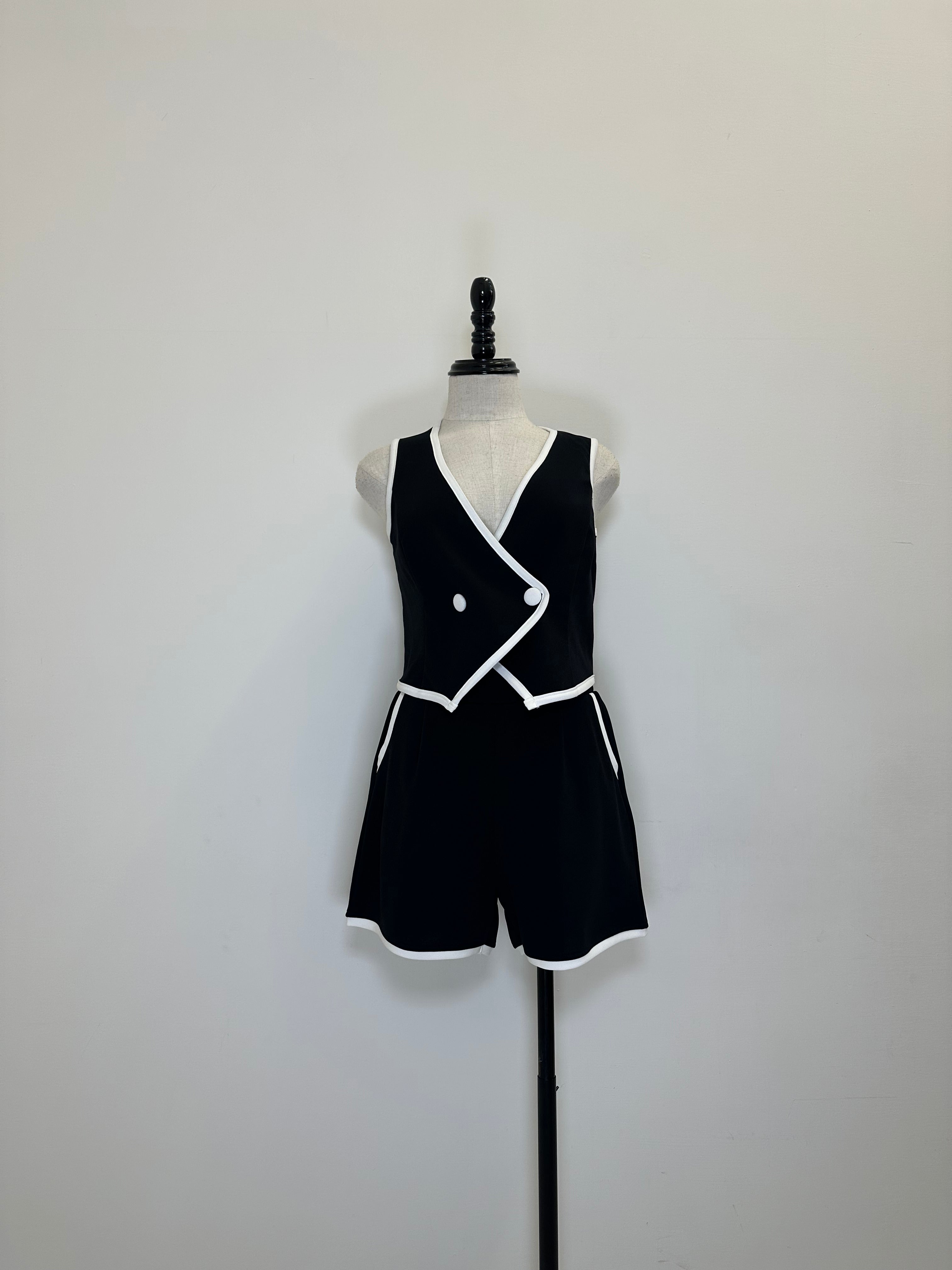 Conjunto Short y Chaleco con Detalles en Contraste