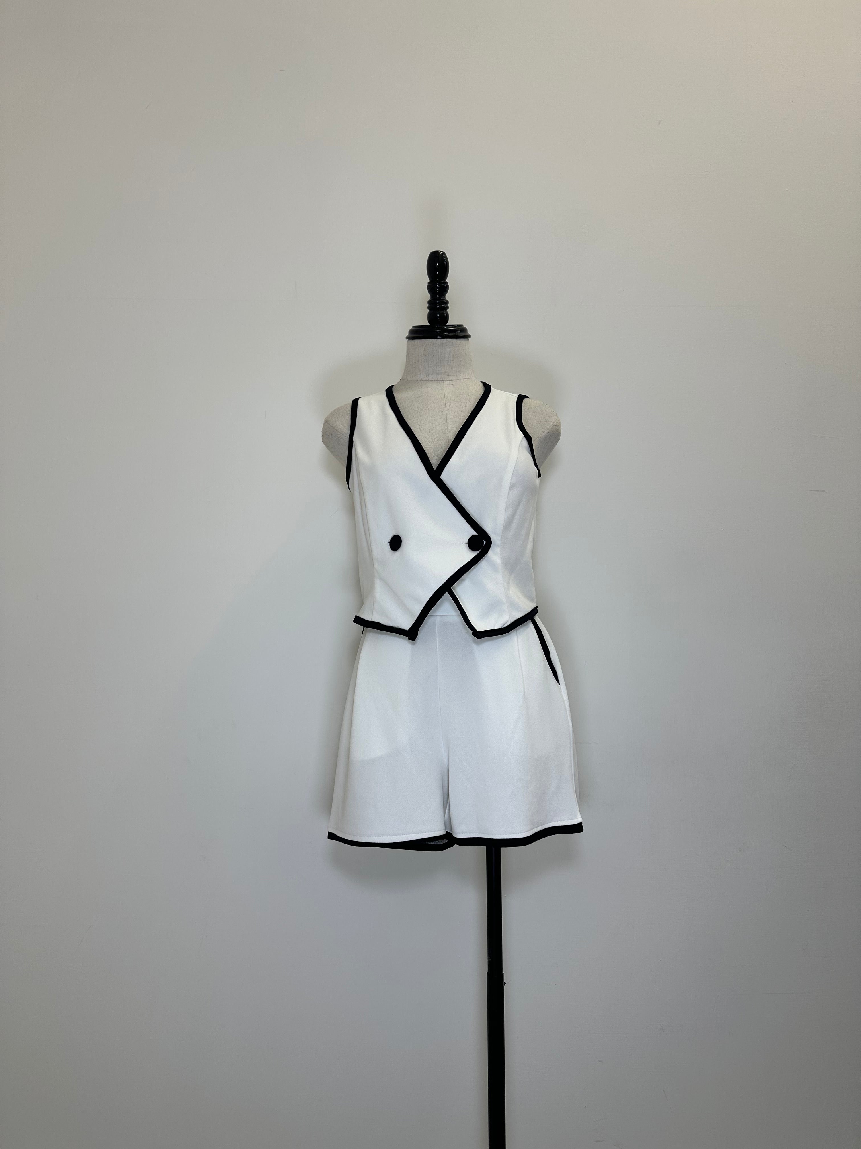 Conjunto Short y Chaleco con Detalles en Contraste