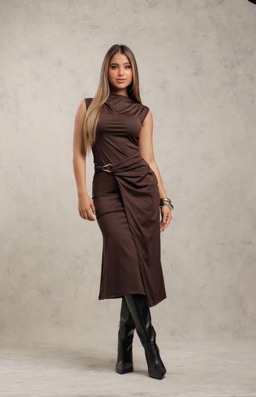 Vestido entallado con drapeado lateral y broche metálico