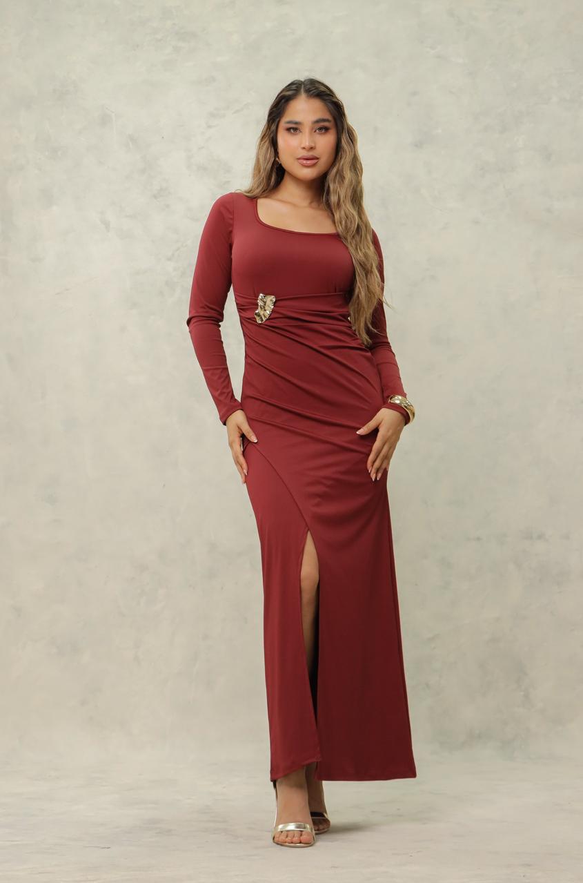 Vestido largo elegante con manga larga y broche metálico