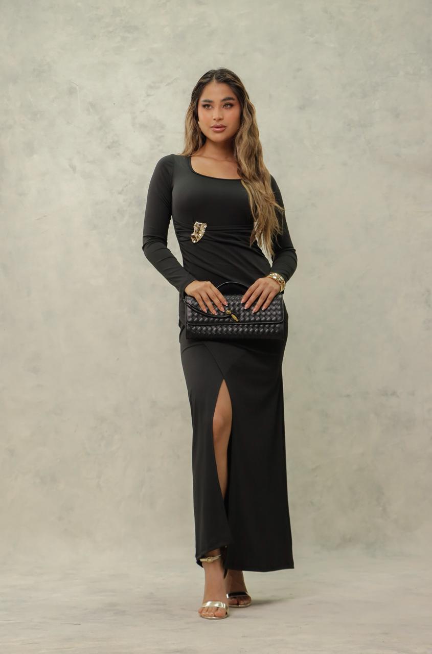 Vestido largo elegante con manga larga y broche metálico