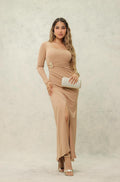 Vestido largo elegante con manga larga y broche metálico