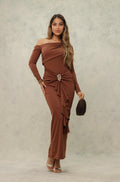 Vestido largo con hombros descubiertos y drapeado elegante