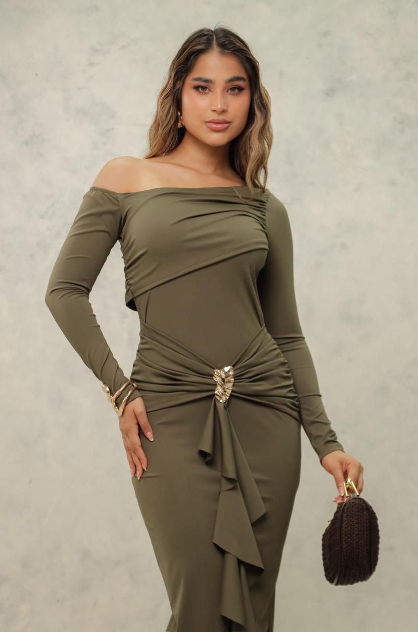 Vestido largo con hombros descubiertos y drapeado elegante