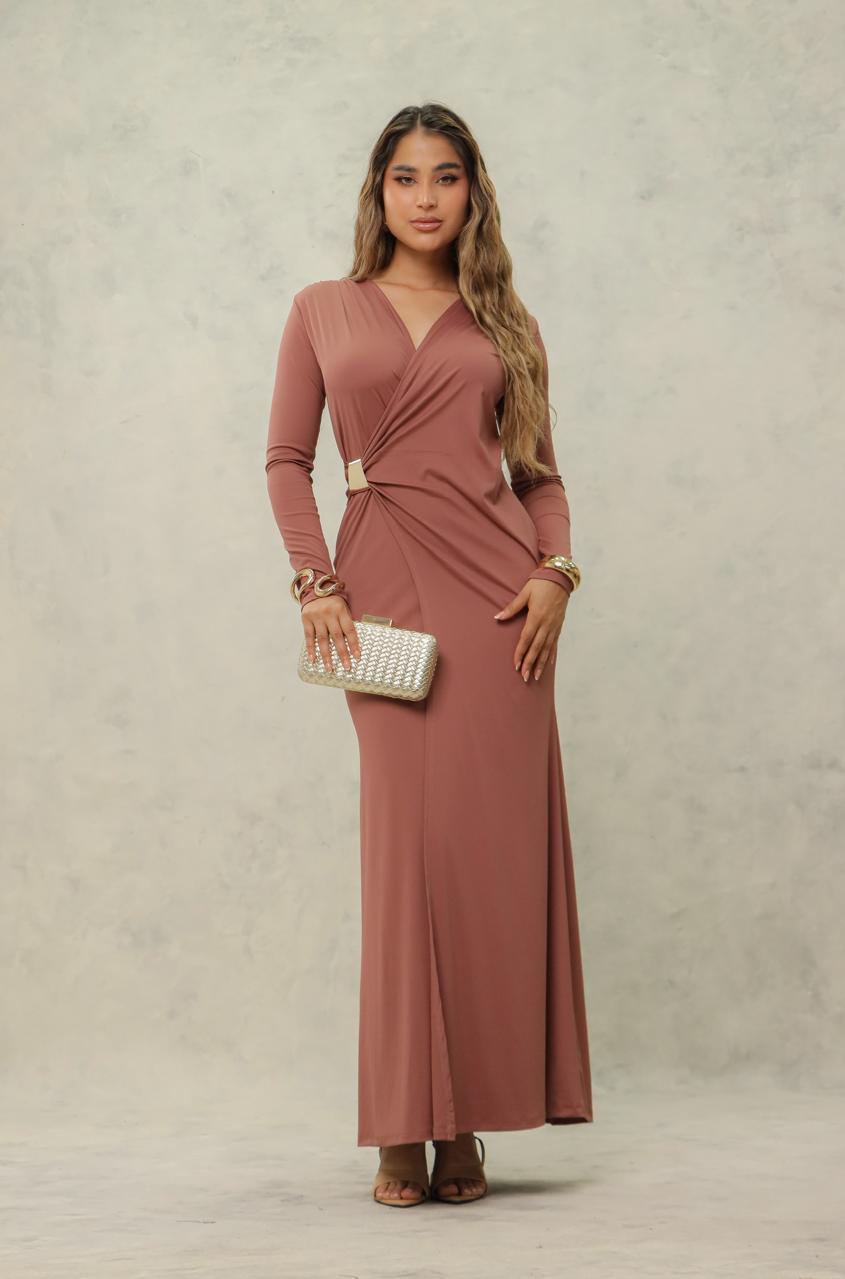 Vestido largo elegante con drapeado lateral y broche metálico