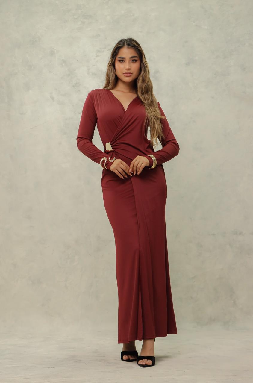 Vestido largo elegante con drapeado lateral y broche metálico