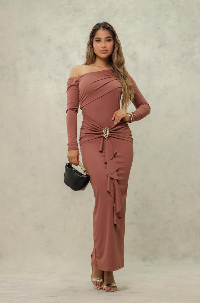 Vestido largo con hombros descubiertos y drapeado elegante