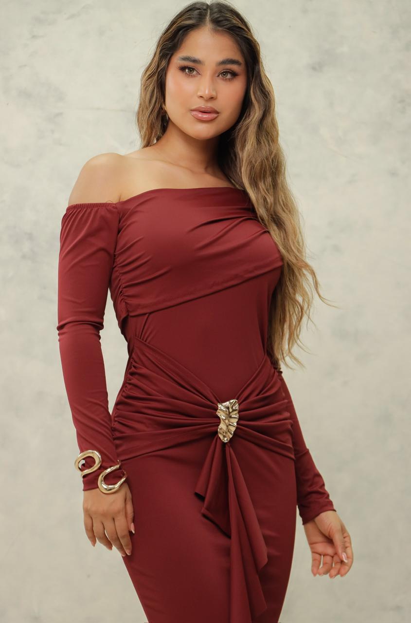 Vestido largo con hombros descubiertos y drapeado elegante