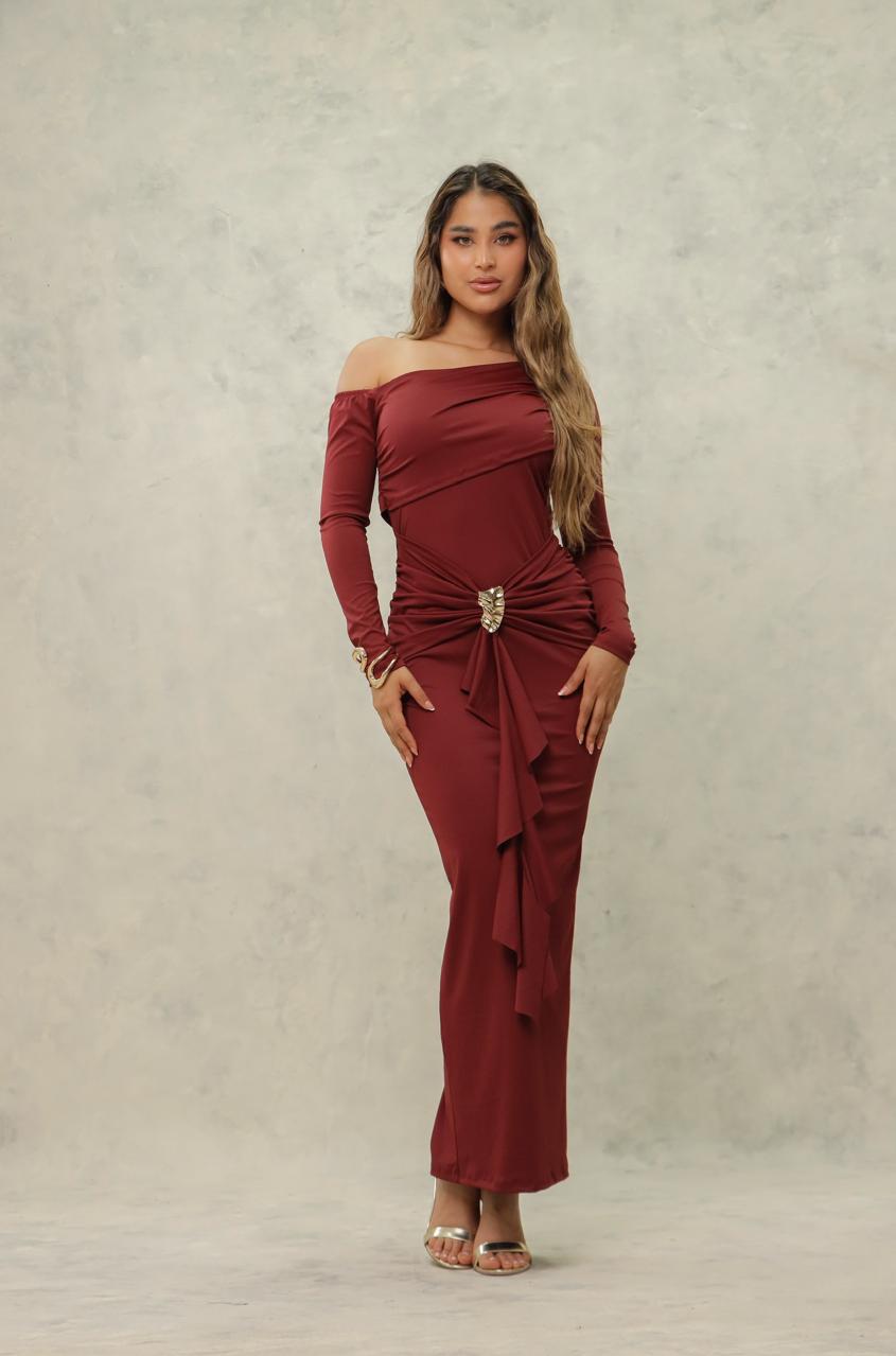 Vestido largo con hombros descubiertos y drapeado elegante