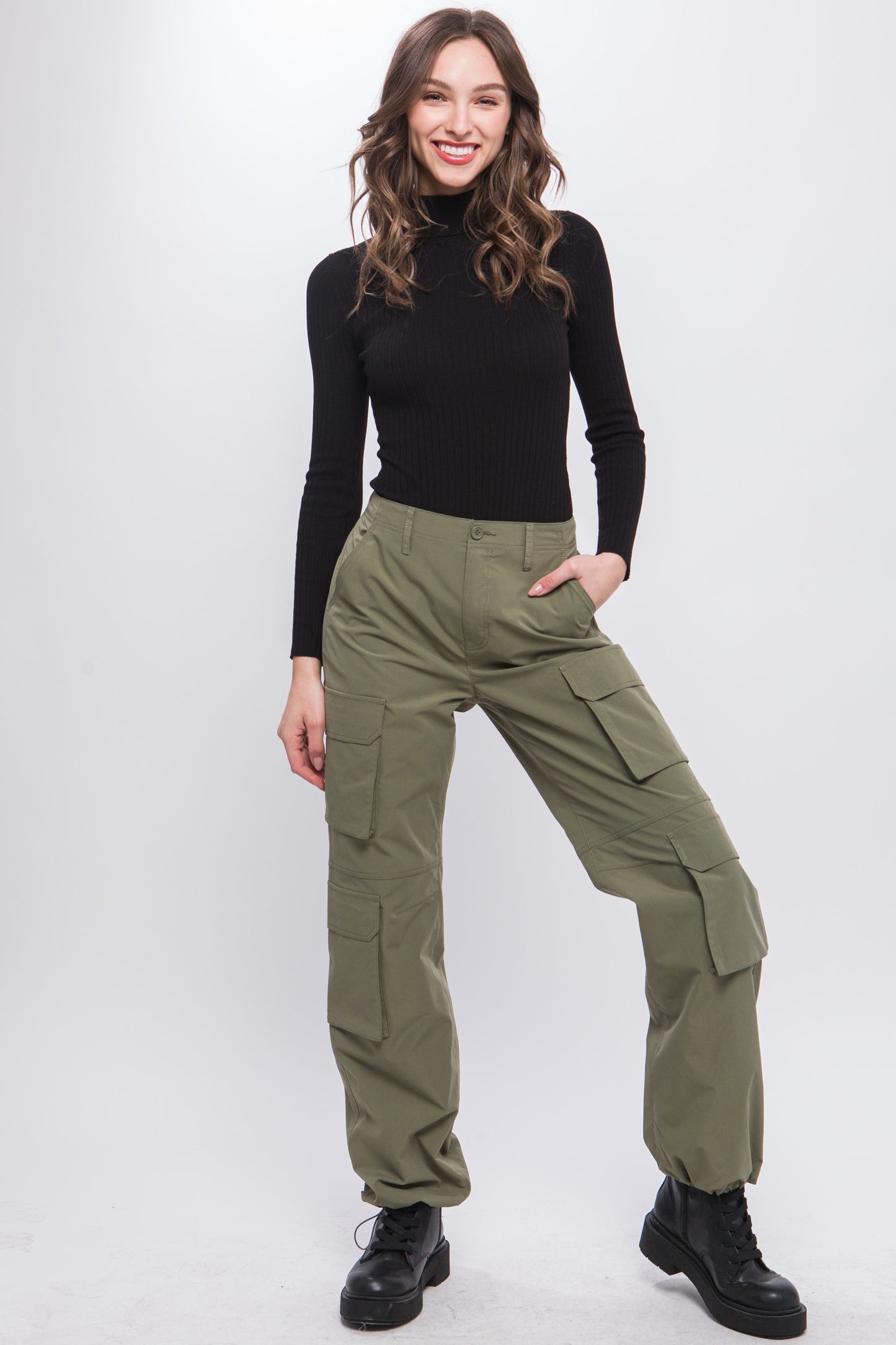 Pantalón cargo con ajuste en tobillo y múltiples bolsillos