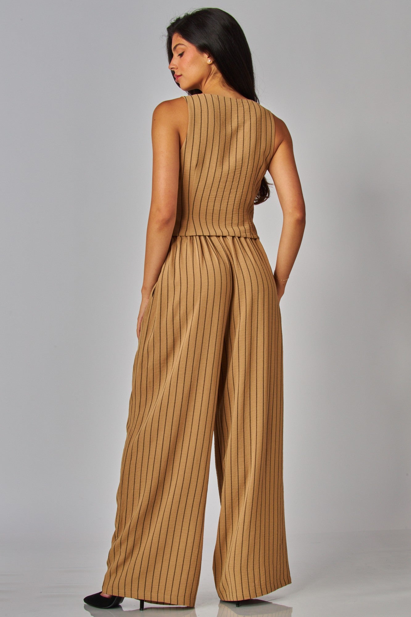 Set de tirantes con botones y pantalón palazzo a rayas